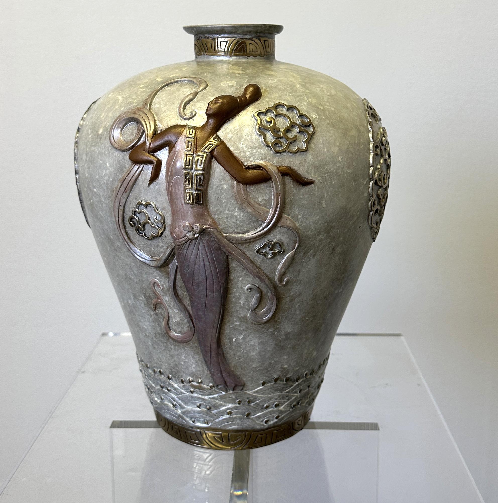 Orientalische Mystery Objets de Arte Bronze Vase  Limitierte Auflage – Sculpture von Erte - Romain de Tirtoff