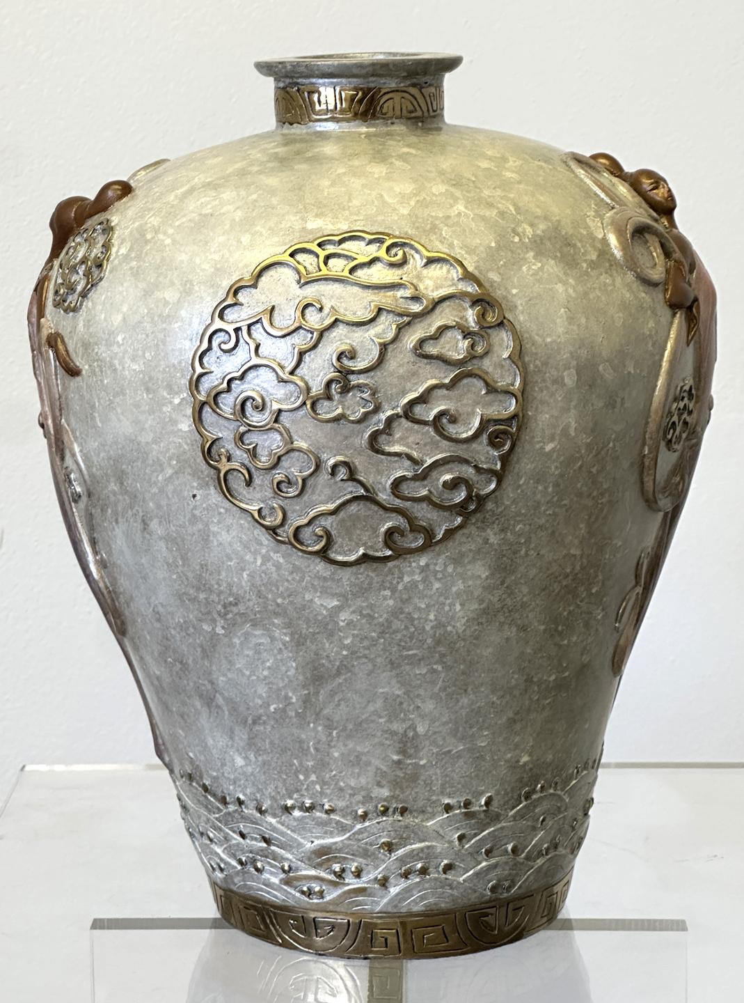 Orientalische Mystery Objets de Arte Bronze Vase  Limitierte Auflage (Gold), Still-Life Sculpture, von Erte - Romain de Tirtoff
