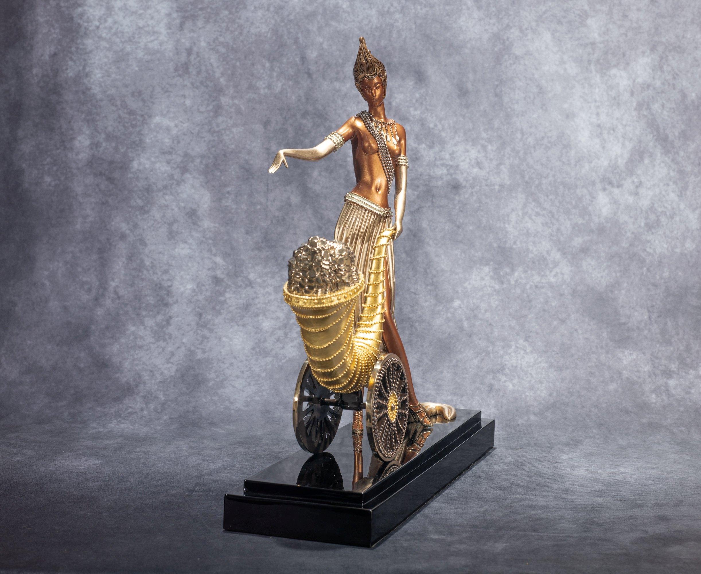 La corne d'abondance rend hommage aux grandes déesses de l'abondance et de la fortune, avec une touche de modernité - au lieu de montrer la générosité de la terre débordant de la corne, cette corne d'abondance déborde de pièces d'or.

Catalogue -