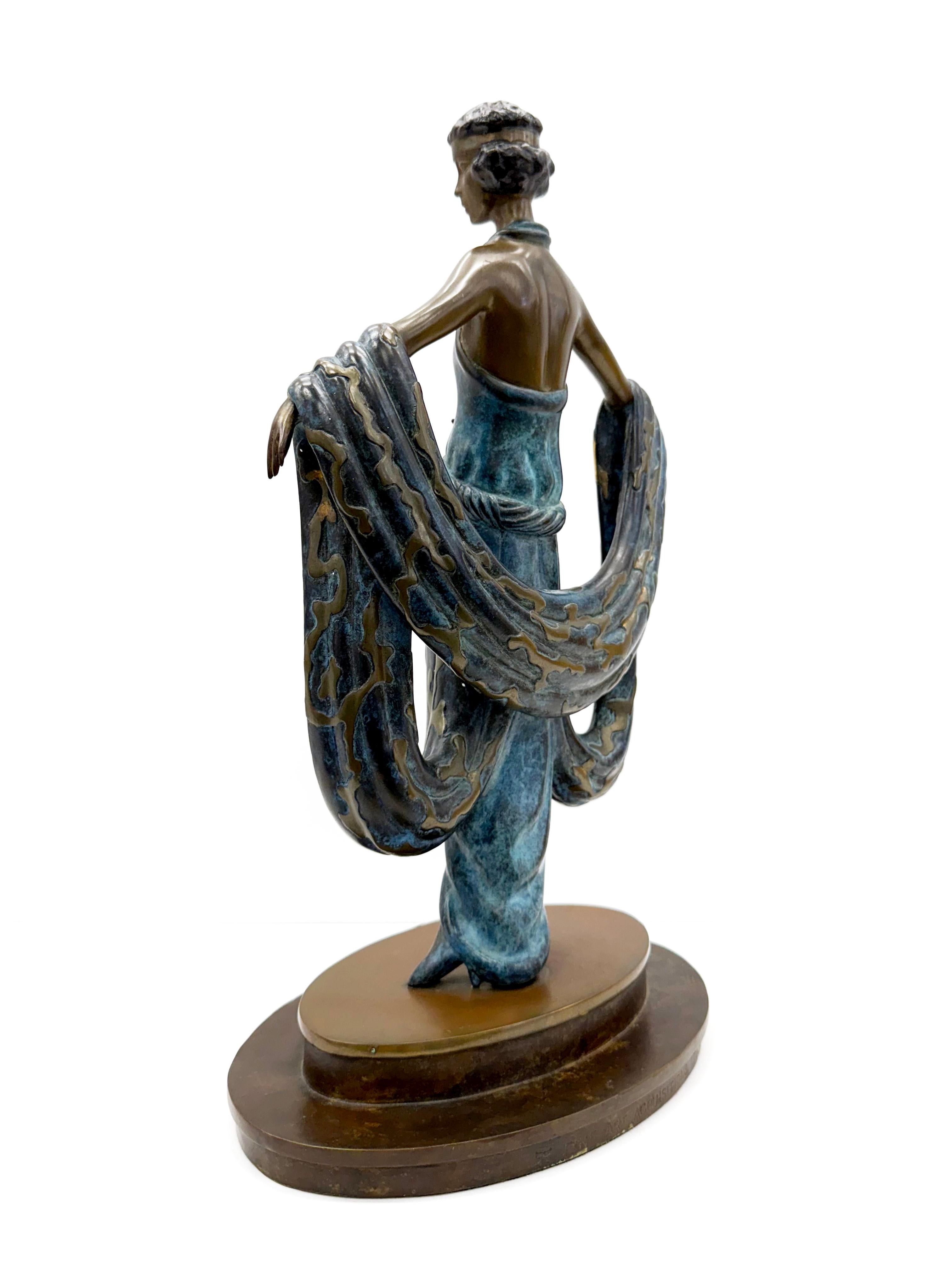 Escultura de bronce pintada en frío.  Firma Erte incisa con sello numerado de edición, fundición y fecha. De la edición de 300.

Se incluye certificado de autenticidad. La obra está en excelente estado.  Se tendrán en cuenta todas las ofertas