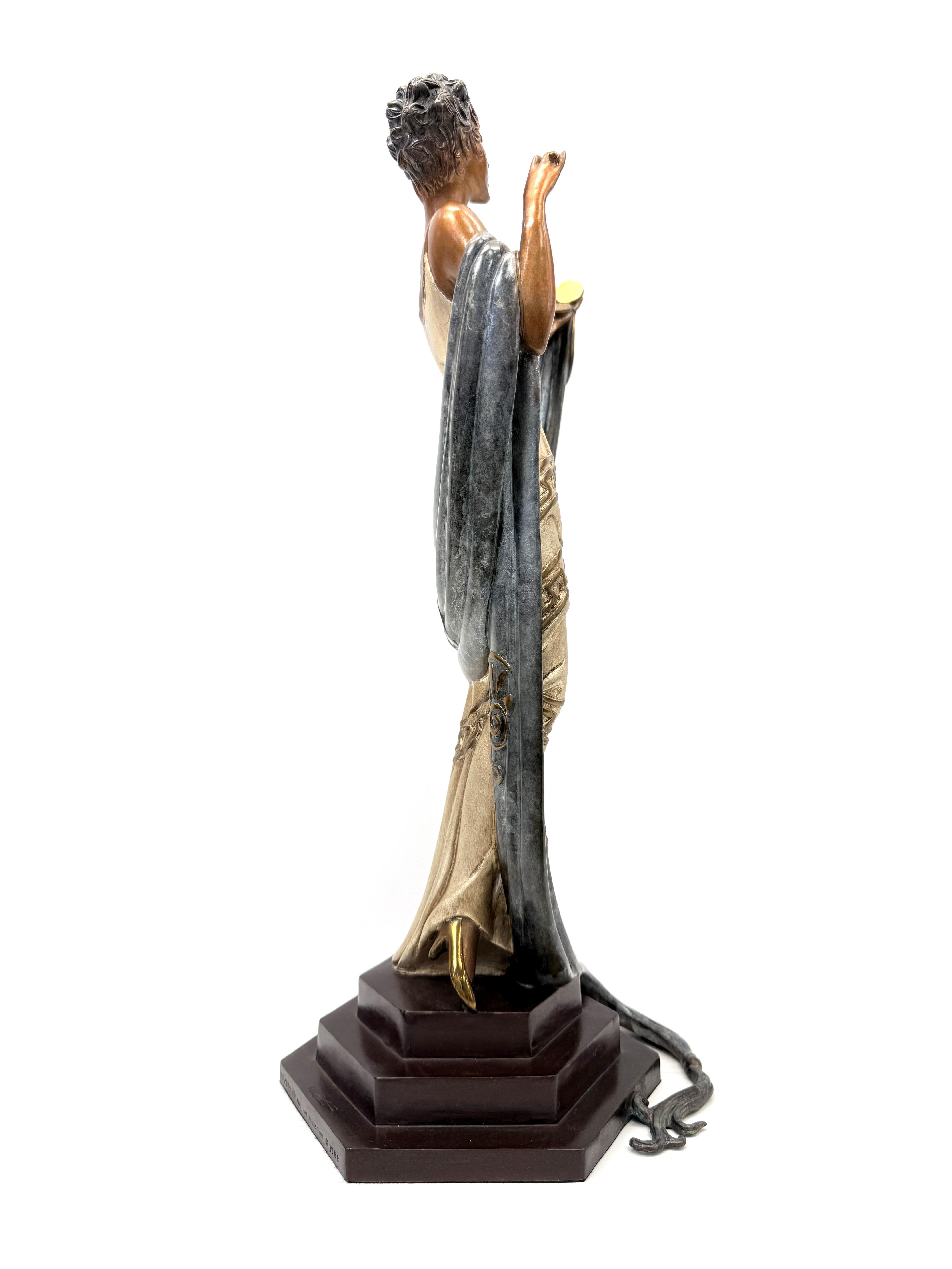 Scultura in bronzo dipinta a freddo.  Firma incisa di Erte con timbro di edizione numerata, fonderia e data. Dall'edizione di 375.  Pubblicato da Fine Art Acquisitions.

Il certificato di autenticità è incluso. L'opera d'arte è in ottime condizioni.