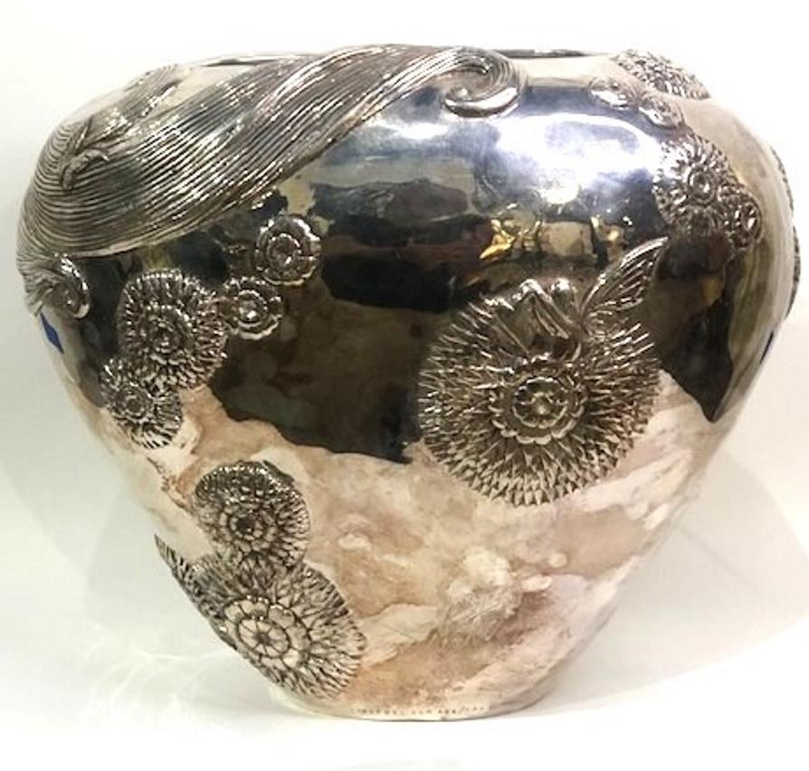 Erte, „Sie liebt mich“, Vase aus versilberter Bronze, 1987 (Art déco) im Angebot
