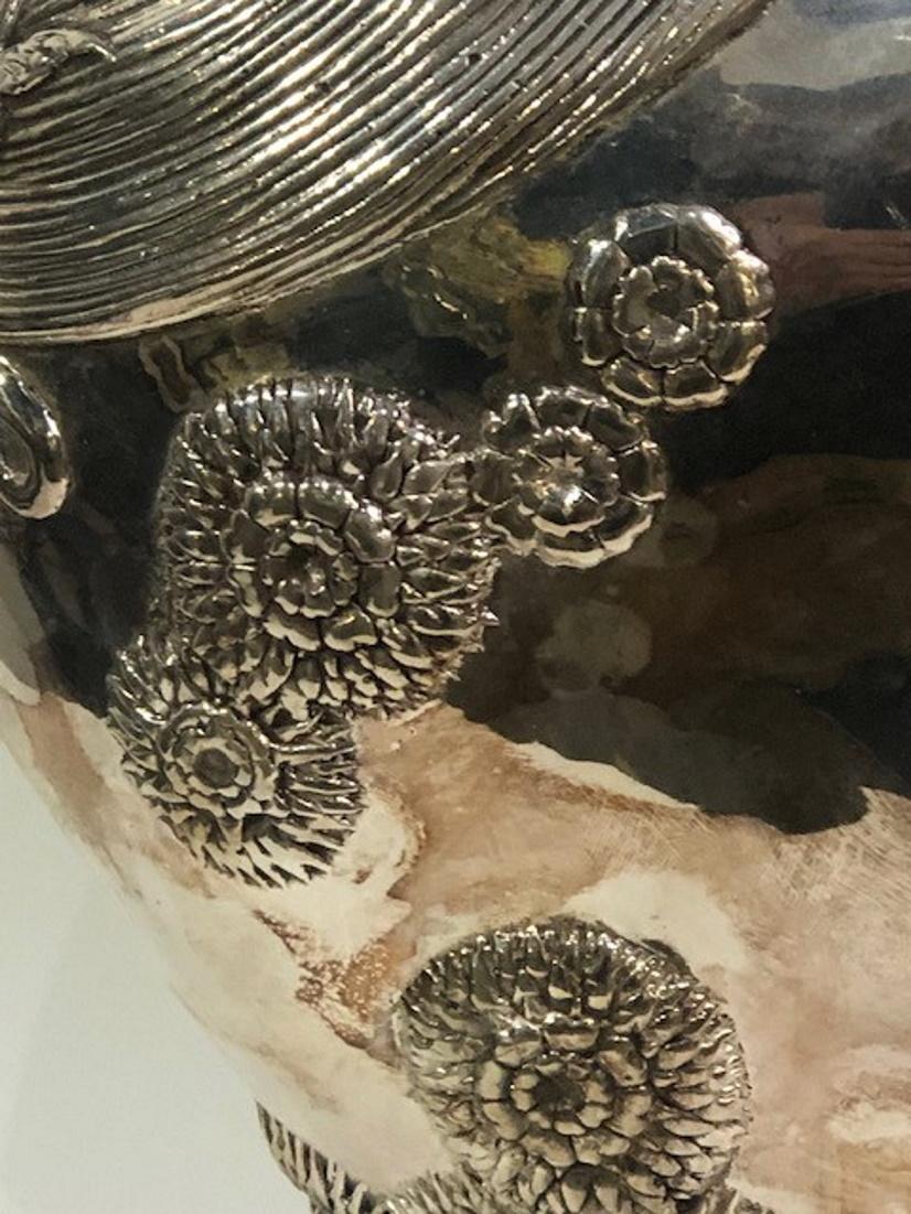 Erte, „Sie liebt mich“, Vase aus versilberter Bronze, 1987 (Französisch) im Angebot