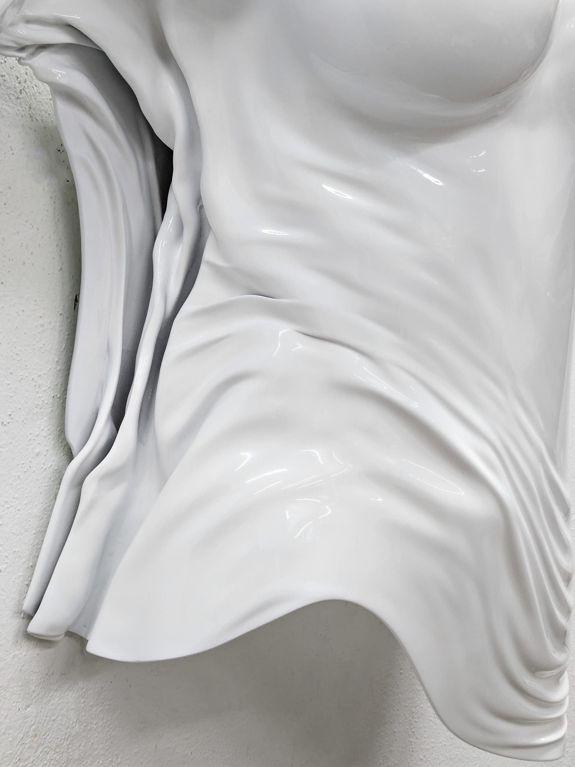 Sculpture murale blanche brillante Erus Divina en vente 4