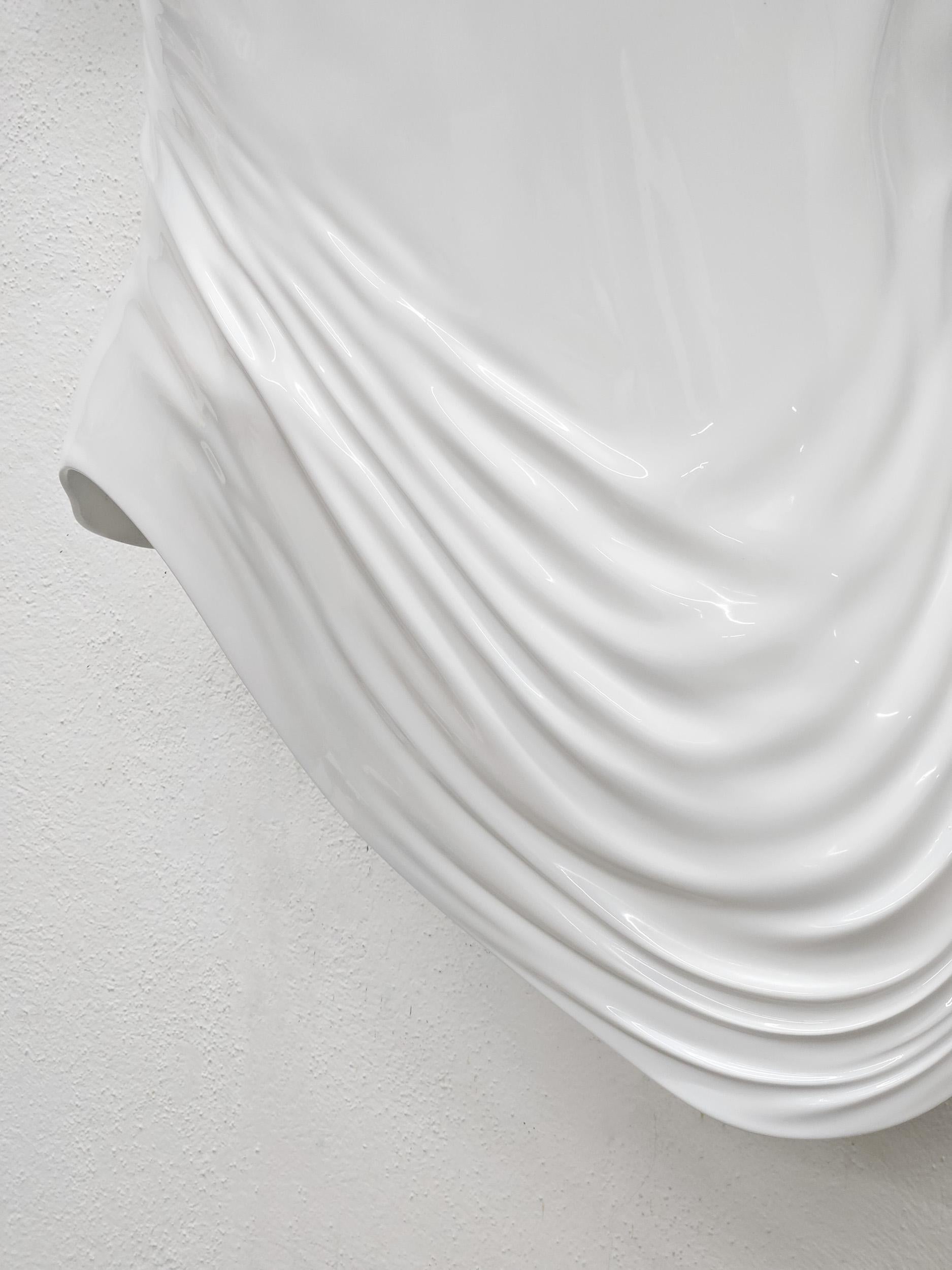 Sculpture murale blanche brillante Erus Divina en vente 5