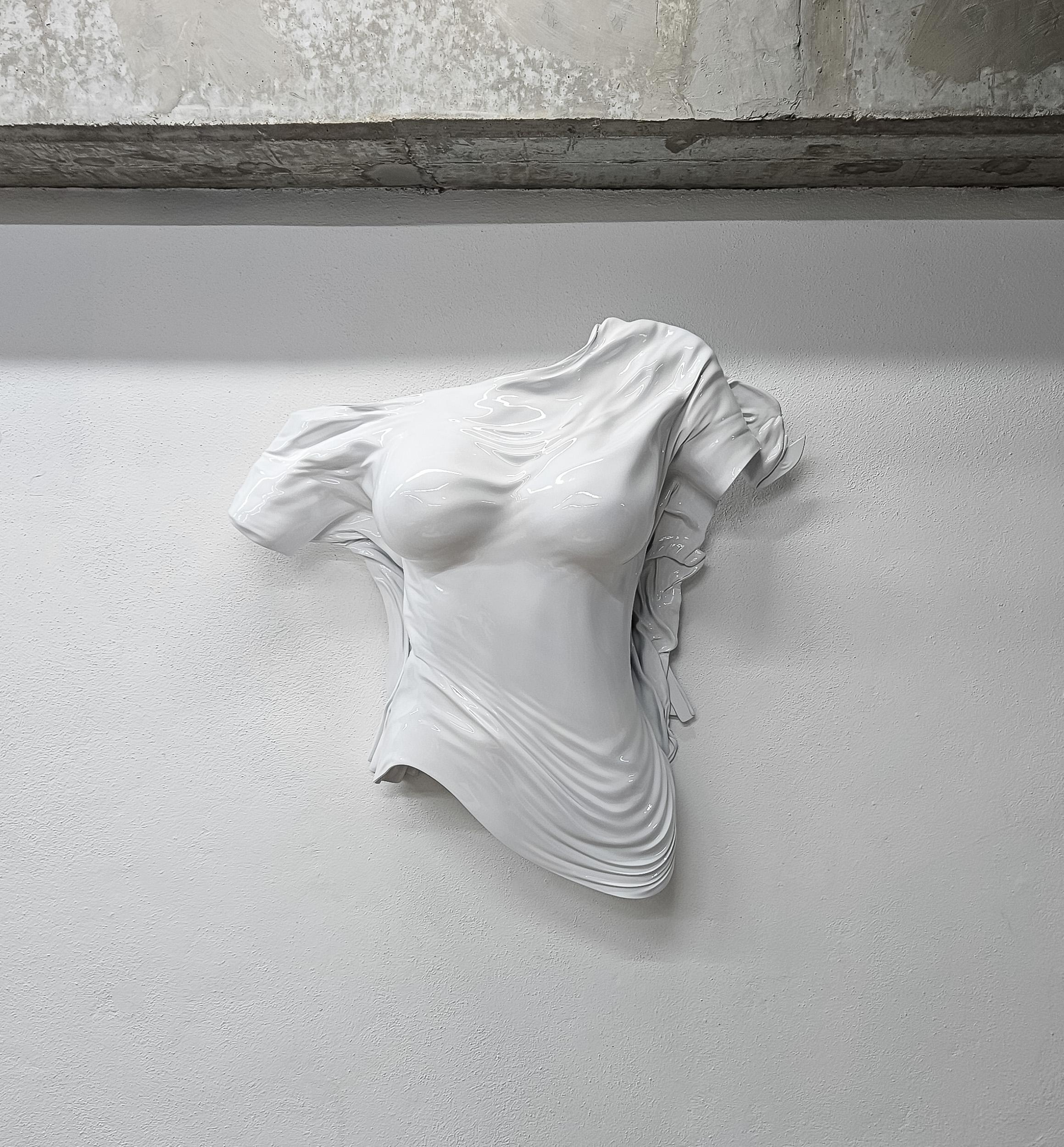 Dans cette sculpture murale saisissante, Katz Studio a magistralement capturé l'essence de la forme A, figée dans un moment de mouvement fluide. Fabriqué en résine selon une technique exclusive, Erus Divina évoque la beauté intemporelle de la
