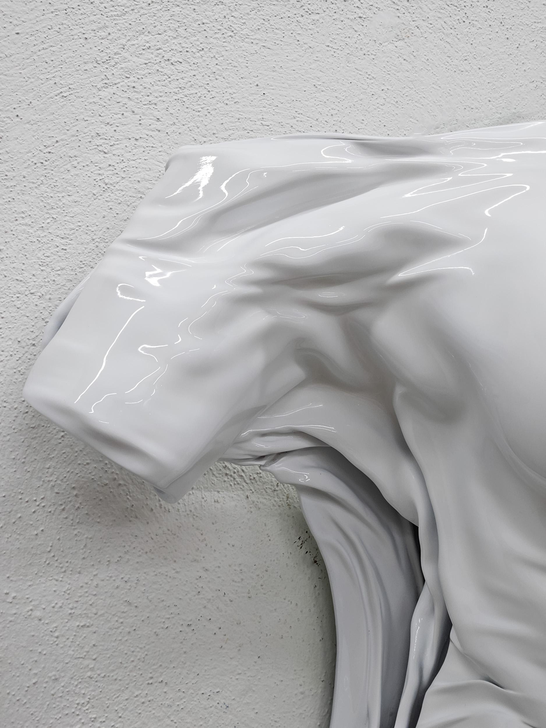 Sculpture murale blanche brillante Erus Divina en vente 1