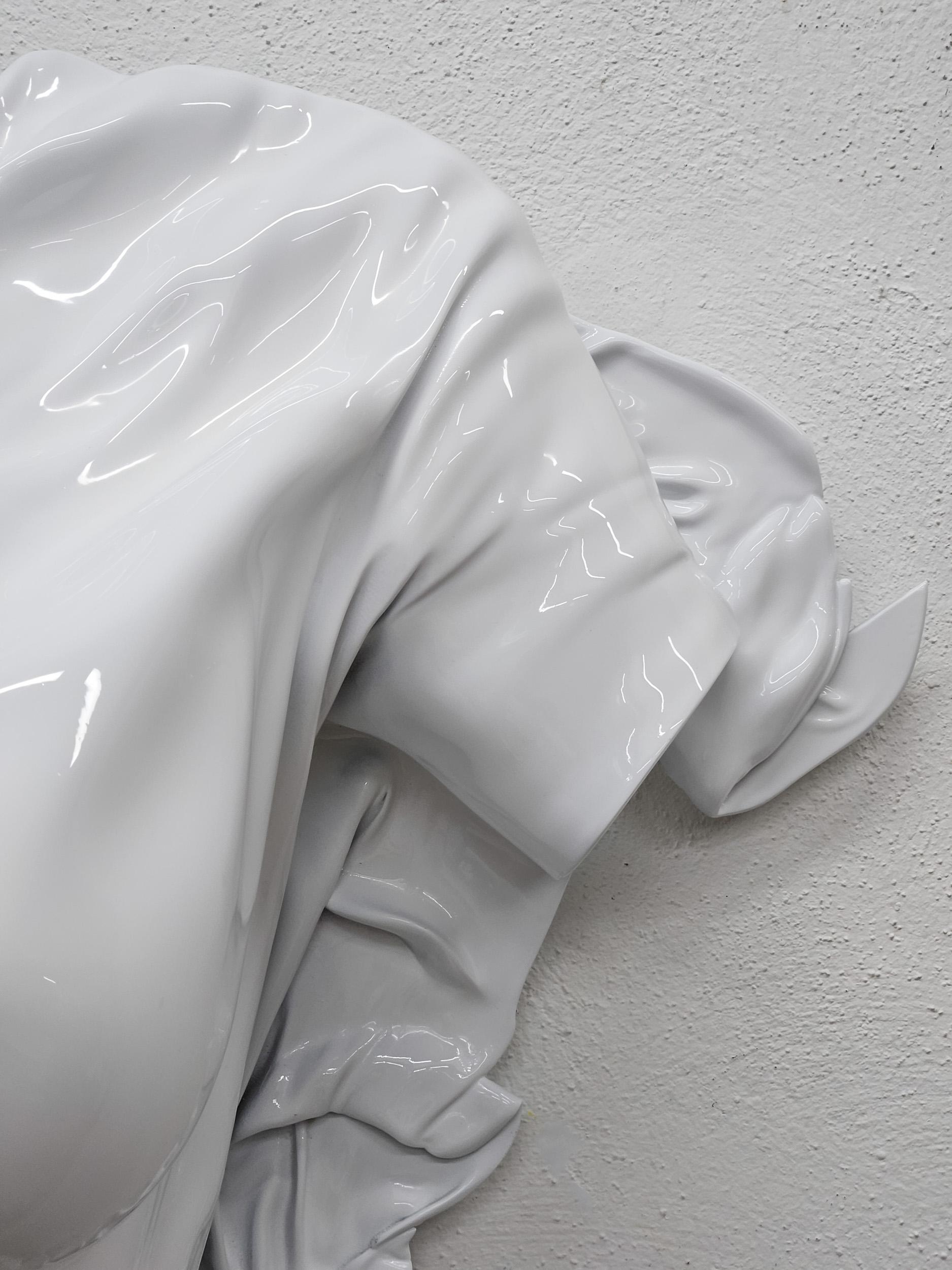 Sculpture murale blanche brillante Erus Divina en vente 2