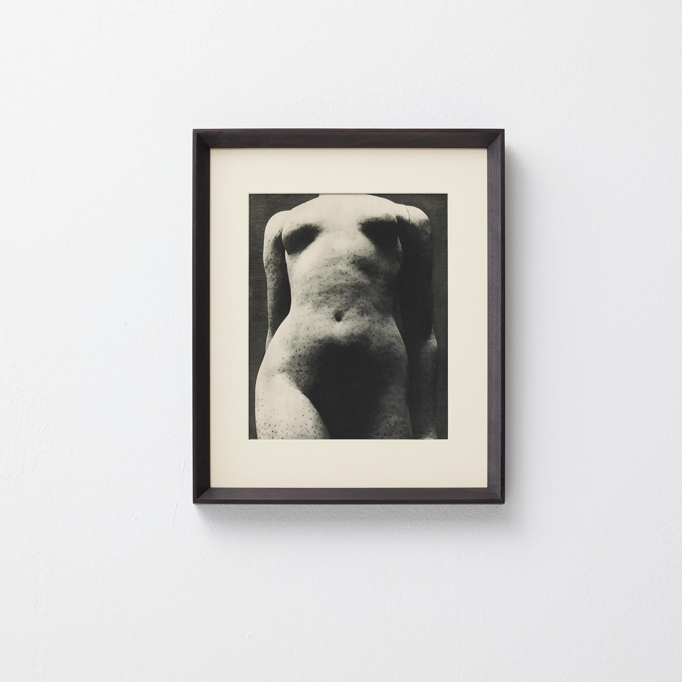 Eine seltene und exquisit gedruckte Heliogravüre des legendären Fotografen Erwin Blumenfeld, veröffentlicht in der ersten Ausgabe von Verve, der 1937 von Tériade gegründeten, kultigen französischen Kunst- und Literaturzeitschrift. Dieser