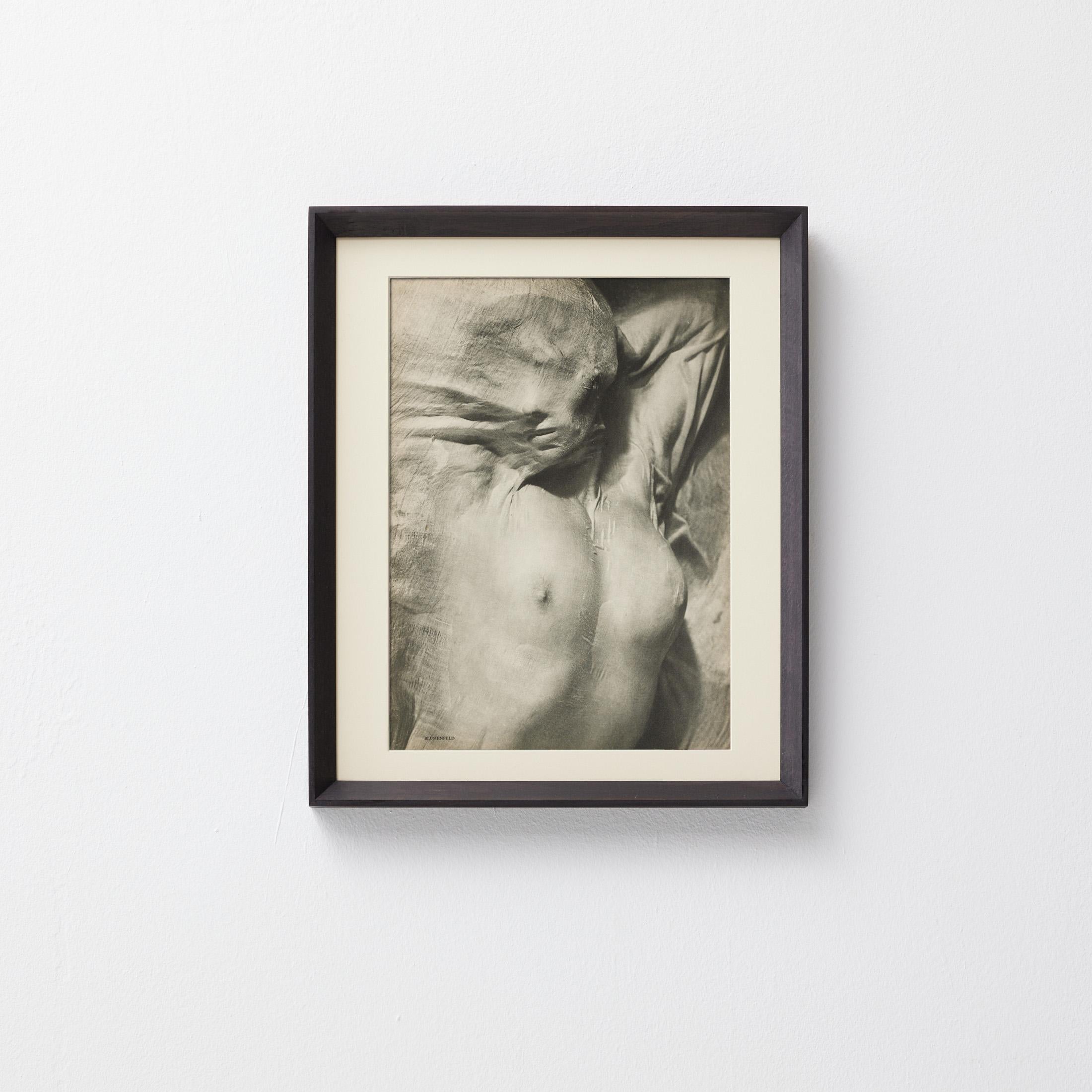 Eine seltene und exquisit gedruckte Heliogravüre des legendären Fotografen Erwin Blumenfeld, veröffentlicht in der ersten Ausgabe von Verve, der 1937 von Tériade gegründeten, kultigen französischen Kunst- und Literaturzeitschrift. Dieser