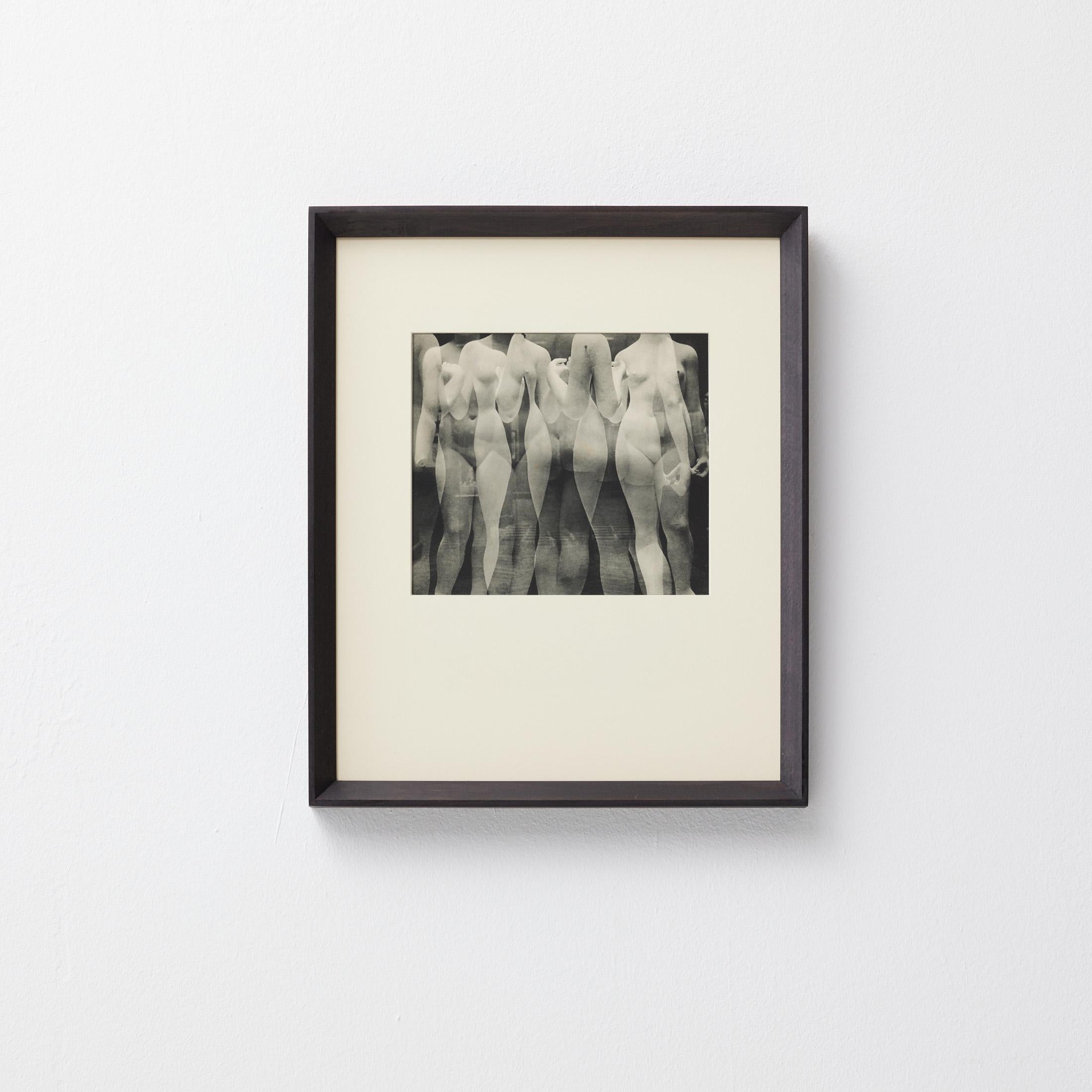 Eine seltene und exquisit gedruckte Heliogravüre des legendären Fotografen Erwin Blumenfeld, veröffentlicht in der ersten Ausgabe von Verve, der 1937 von Tériade gegründeten, kultigen französischen Kunst- und Literaturzeitschrift. Dieser