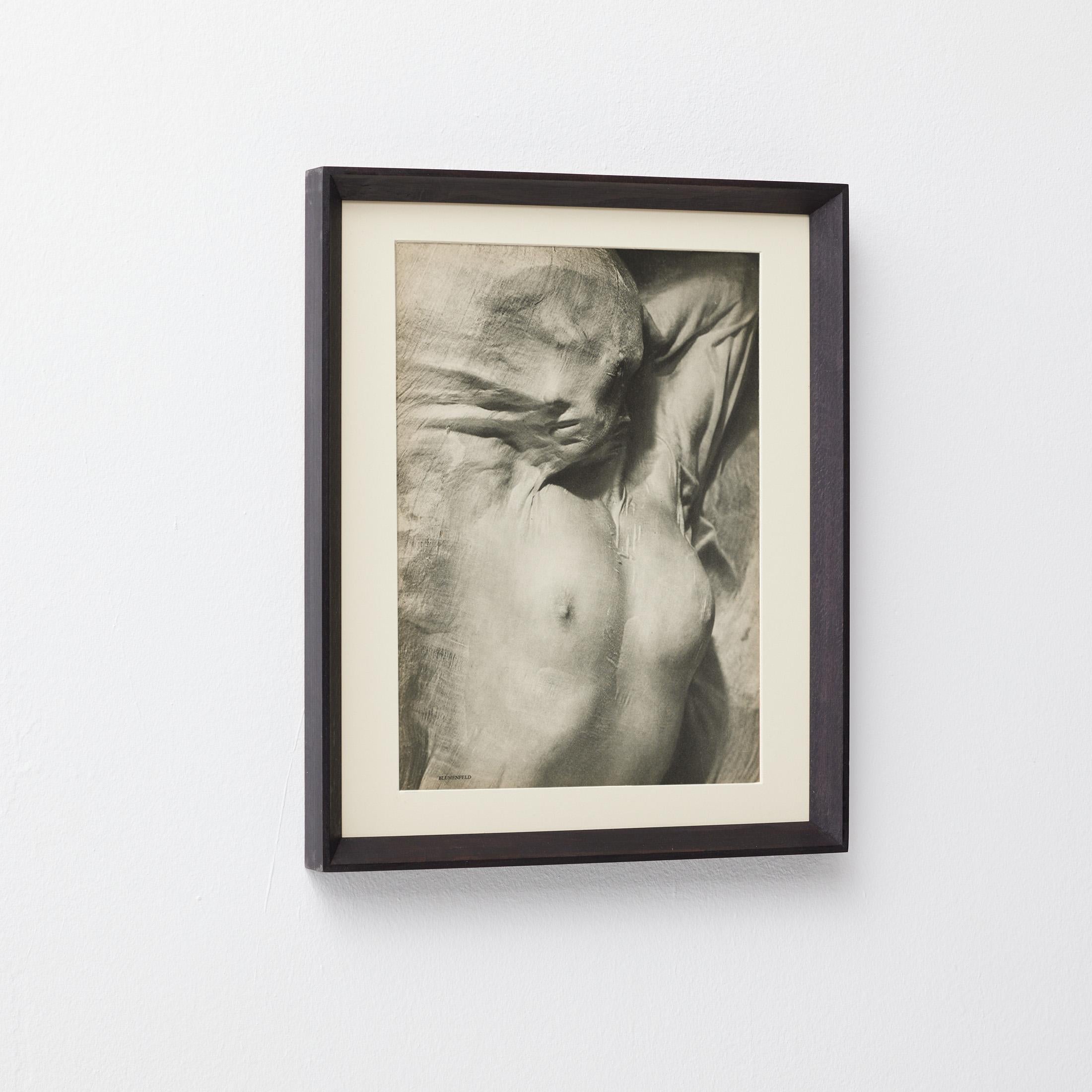 Erwin Blumenfeld Heliogravüre aus Verve Vol. I Nr. 1, Paris 1937 - Gerahmt (Moderne der Mitte des Jahrhunderts) im Angebot