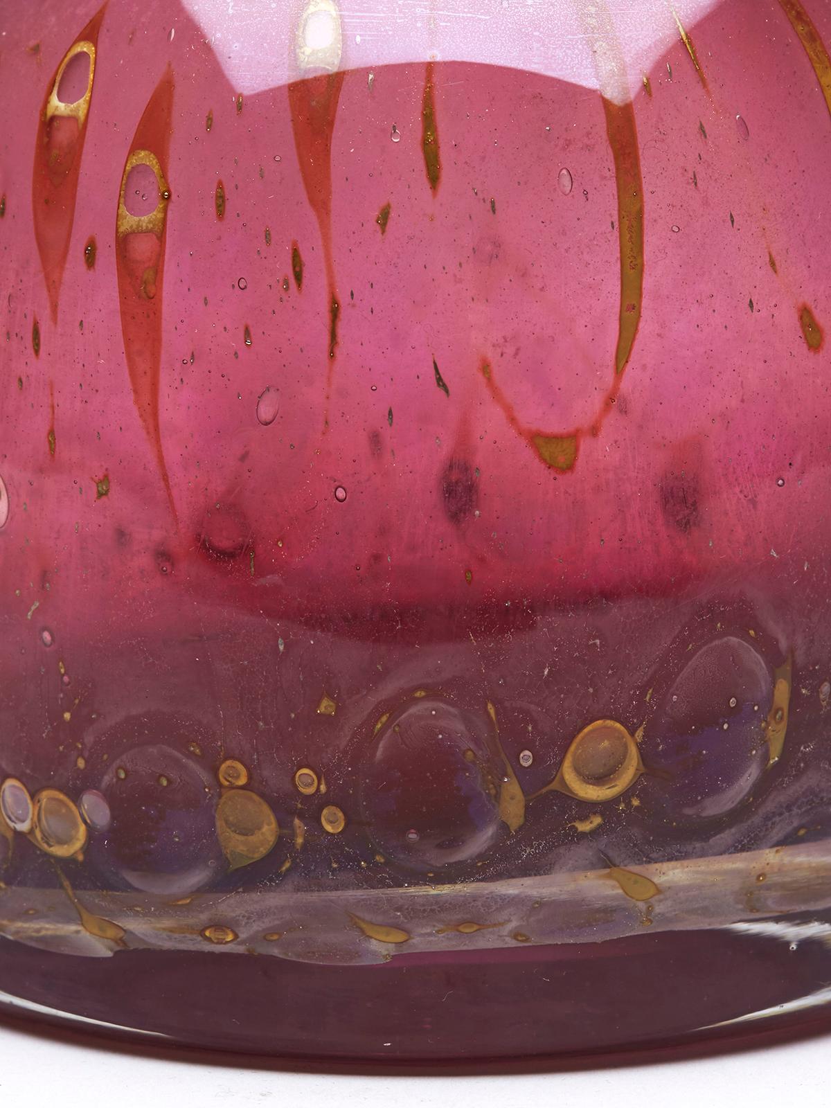 Eine stilvolle deutsche mundgeblasene Kunstglasvase mit Henkel aus der Kollektion 