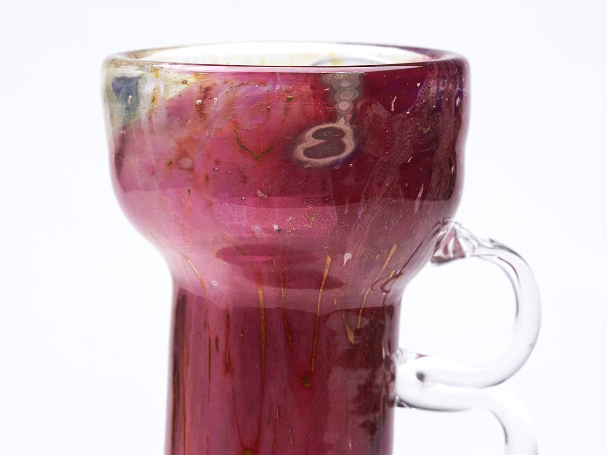 Mid-Century moderno Vaso con manico in vetro artistico Erwin Eisch, collezione Pfauenauge, mirtillo rosso. in vendita