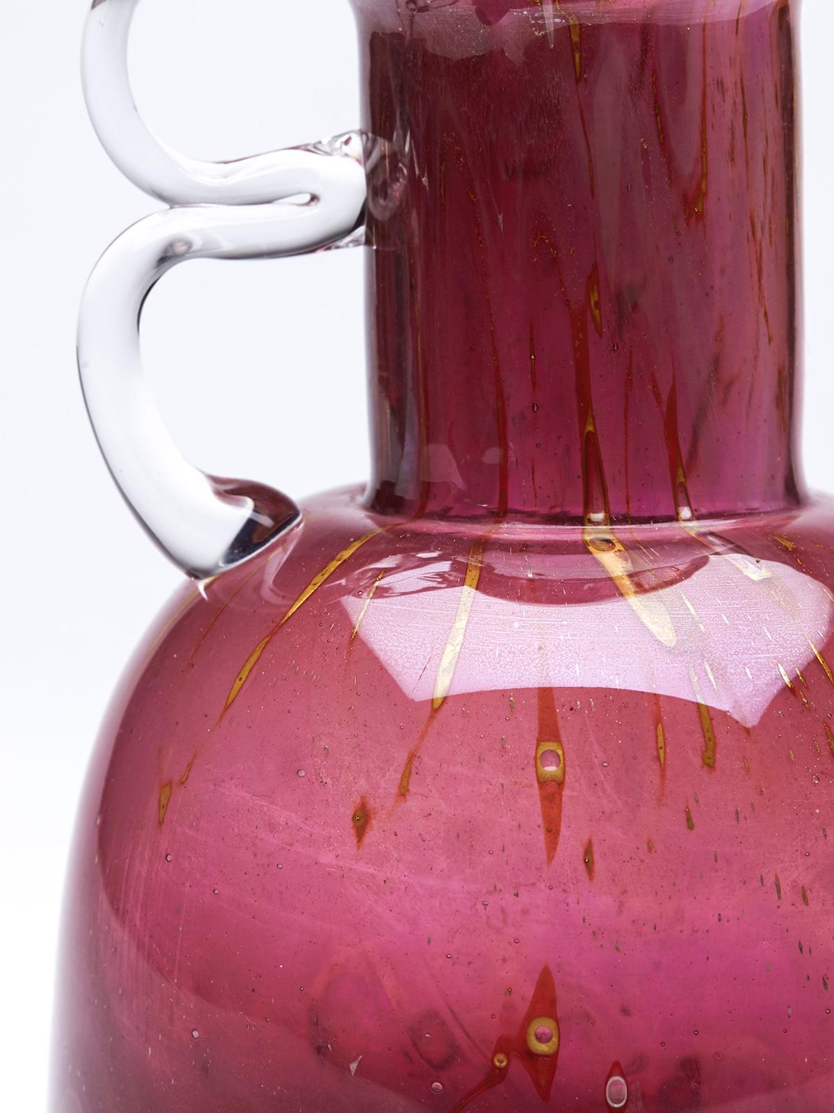 Fatto a mano Vaso con manico in vetro artistico Erwin Eisch, collezione Pfauenauge, mirtillo rosso. in vendita