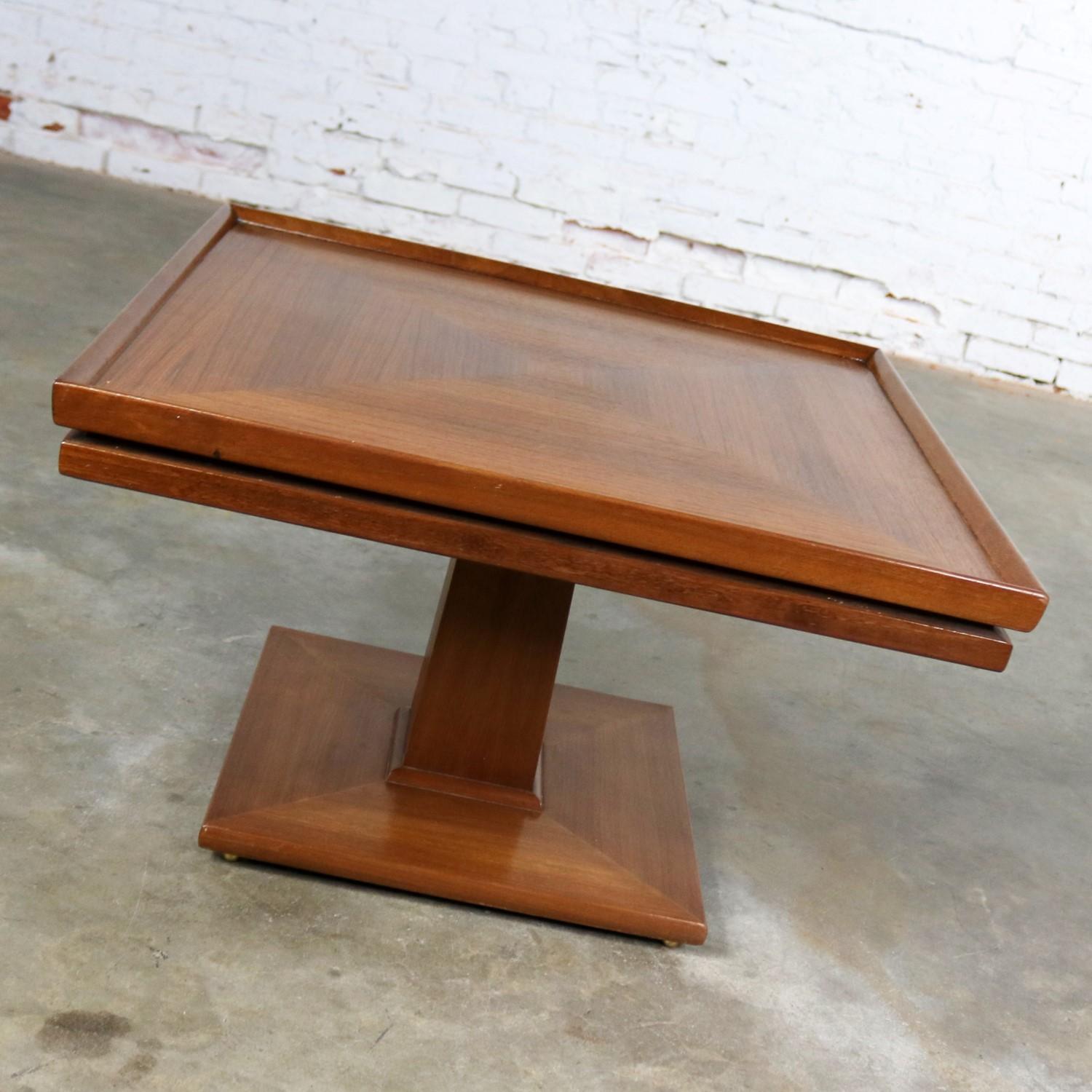 Erwin Lambeth Midcentury Walnut Square Pedestal Side End or Lamp Table im Zustand „Gut“ in Topeka, KS