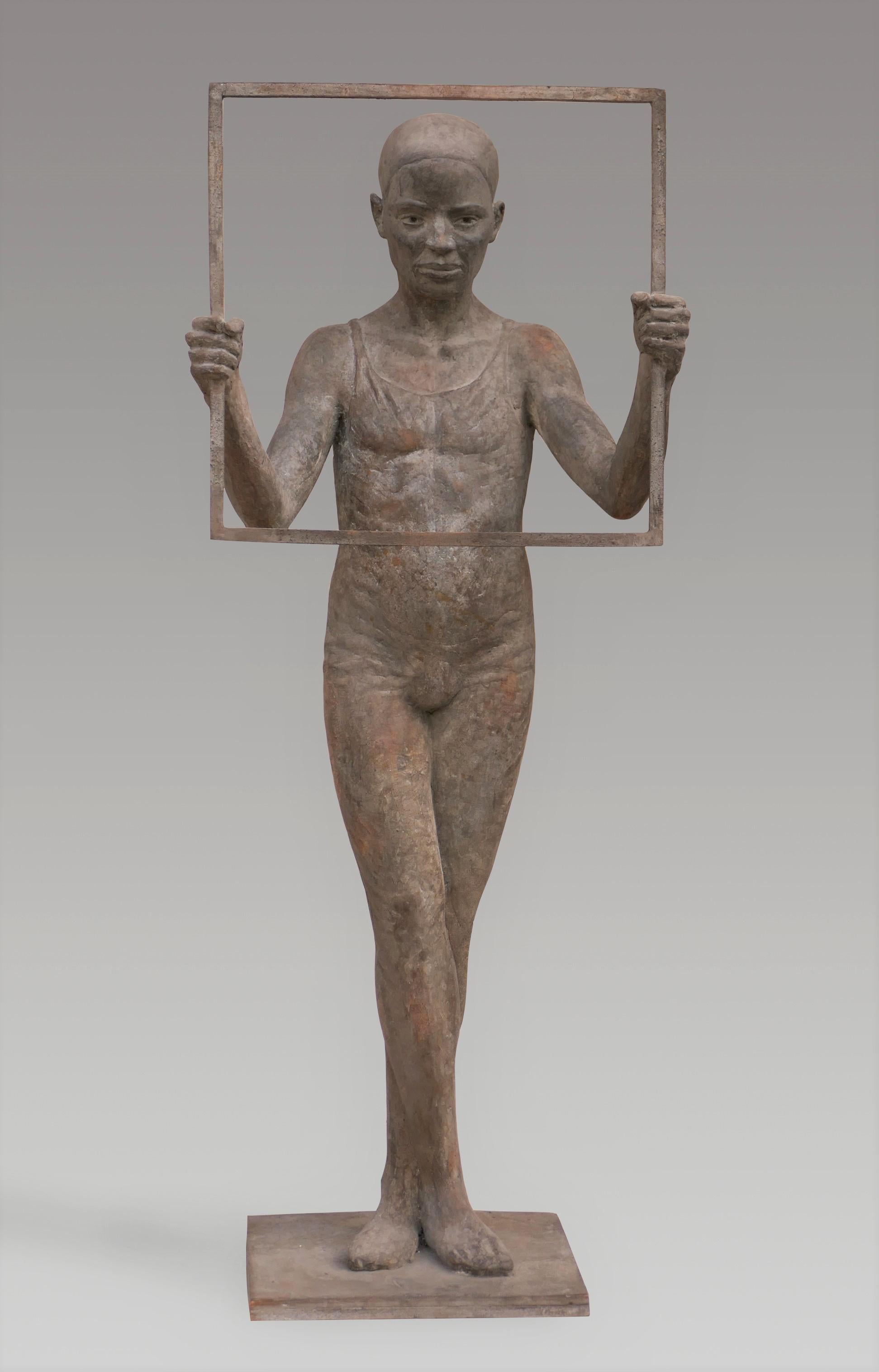 Figurative Sculpture Erwin Meijer - Sculpture moderne d'un garçon en bronze, édition limitée et cadre spécial