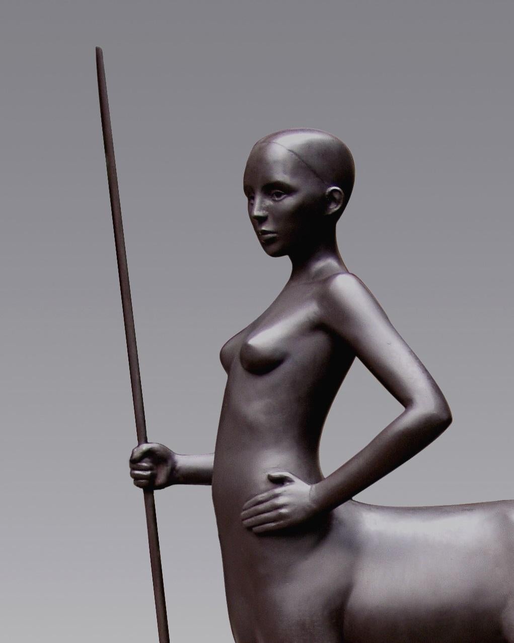 Hinde Hind - Sculpture en bronze contemporaine - Femme nue - Mythologie animal - Or Figurative Sculpture par Erwin Meijer