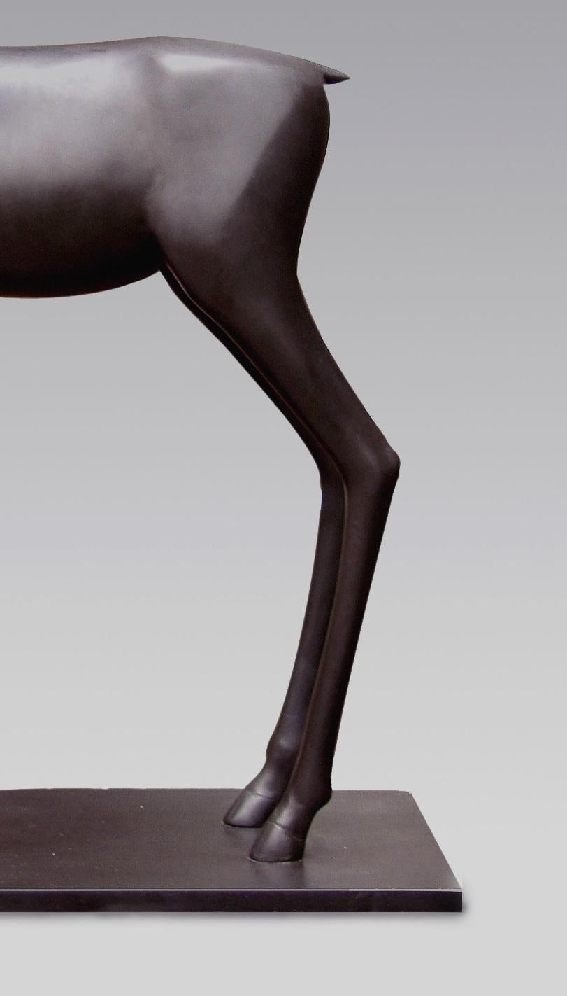 Hinde Hind Bronze Sculpture Contemporary Nude Woman Animal Mythology
Les statues d'Erwin Meijer sont subtiles avec une écriture reconnaissable et personnelle.
Ils respirent l'atmosphère d'un poème narratif, où le lecteur ne rencontre pas seulement