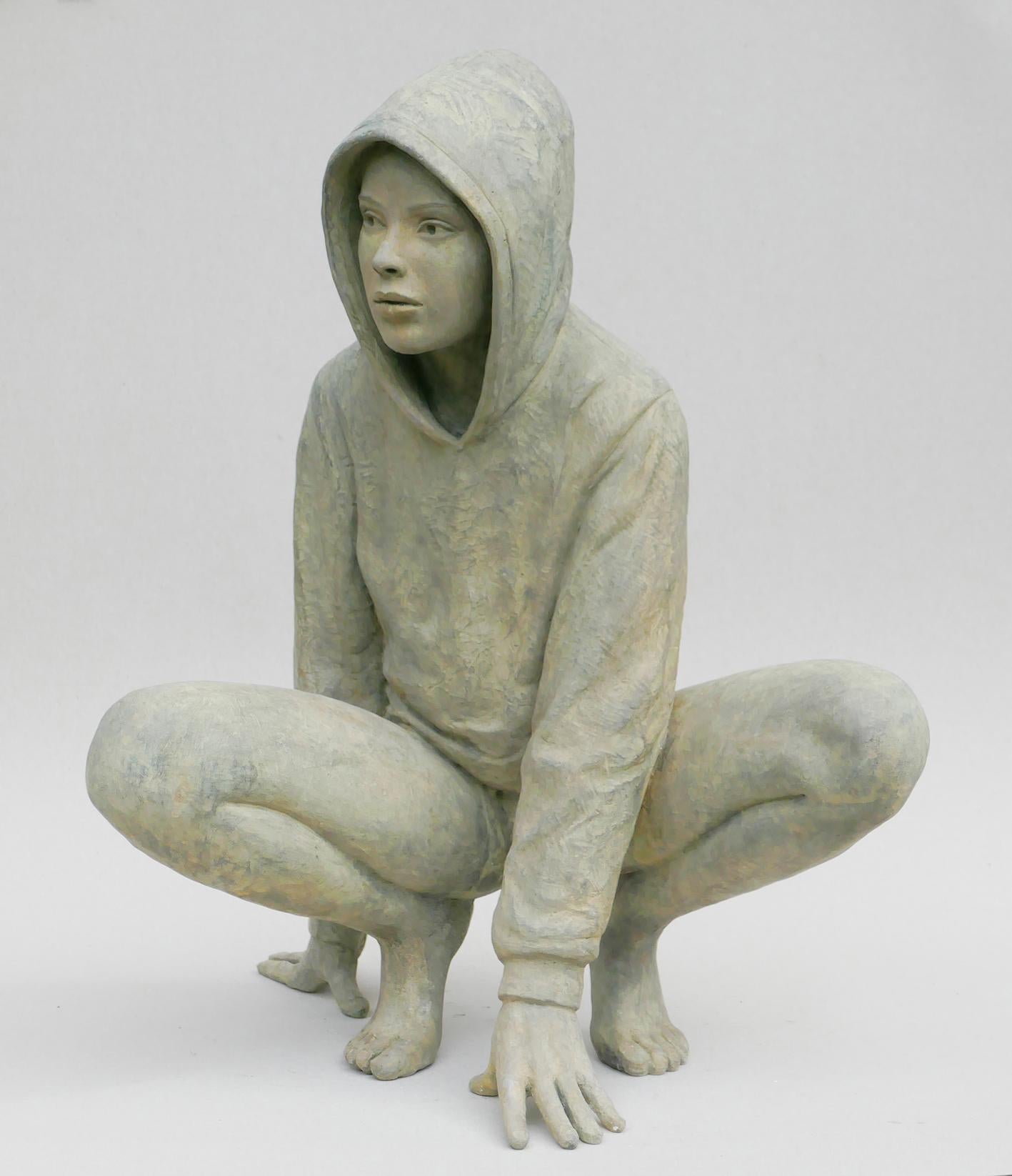 Sculpture en bronze contemporaine moderne Hoodie II - Jeune fille - En stock - Or Figurative Sculpture par Erwin Meijer