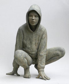 Hoodie II Moderne zeitgenössische Bronzeskulptur eines jungen Mädchens, auf Lager