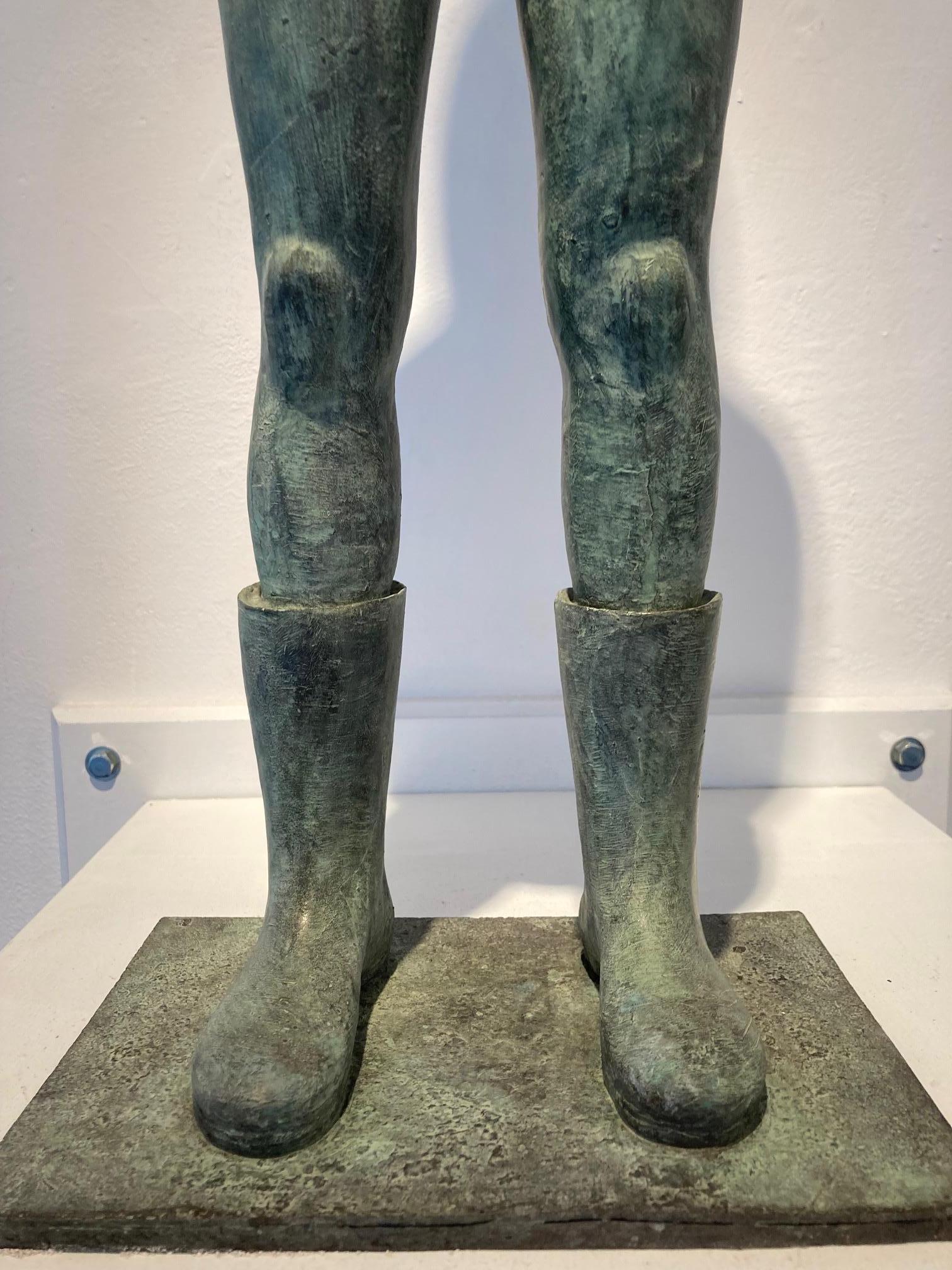 Kaplaarzen - Bottes Wellies en bronze - Sculpture - Jeune fille contemporaine en stock en vente 2