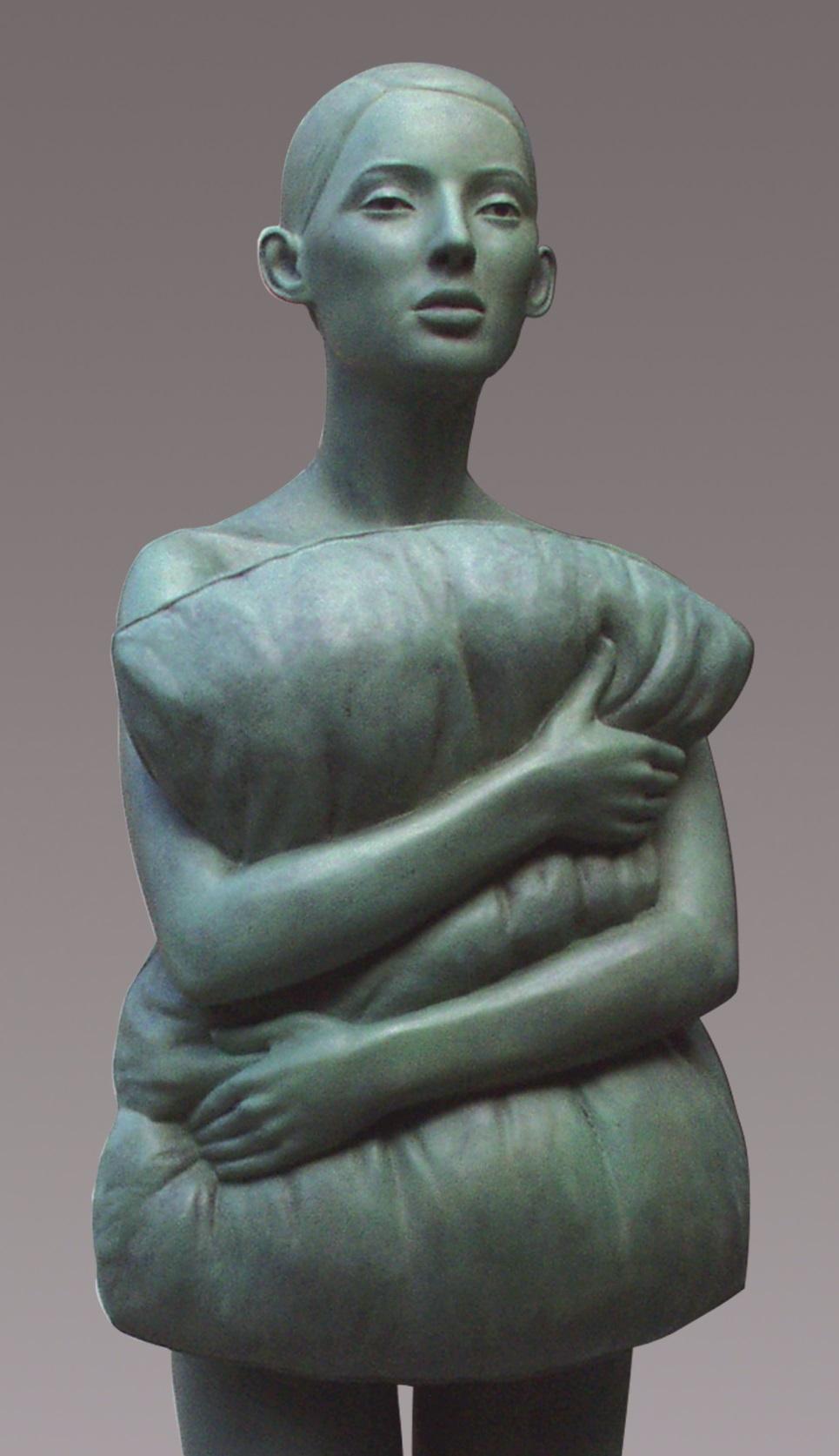 Kussen Kissen Bronze-Skulptur stehendes Mädchen mit grüner Patina – Sculpture von Erwin Meijer