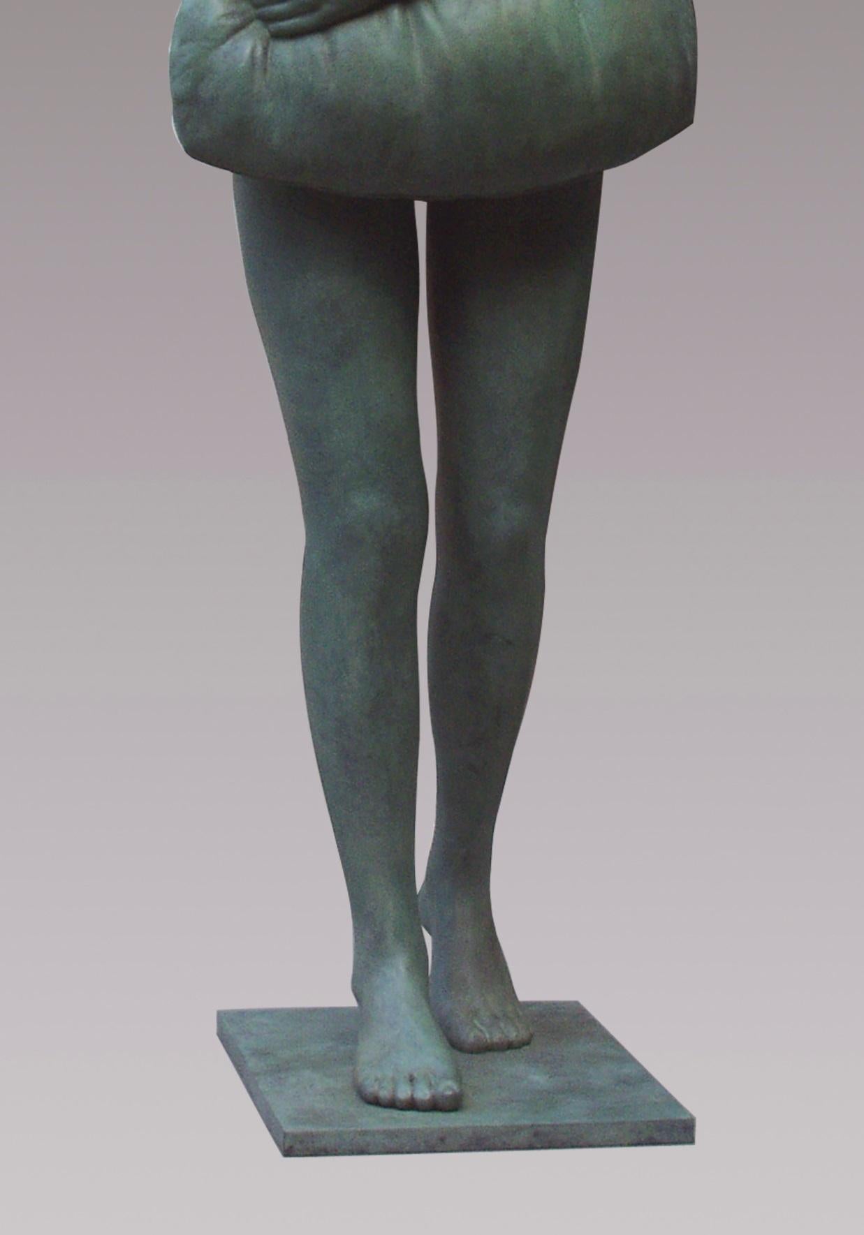 Kussen Kissen Bronze-Skulptur stehendes Mädchen mit grüner Patina (Zeitgenössisch), Sculpture, von Erwin Meijer