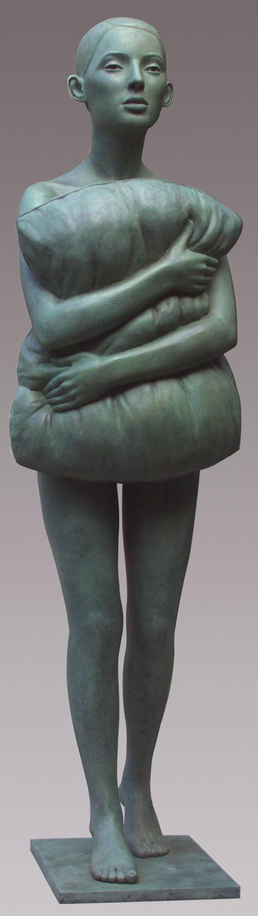 Kussen Kissen Bronze-Skulptur stehendes Mädchen mit grüner Patina (Gold), Figurative Sculpture, von Erwin Meijer