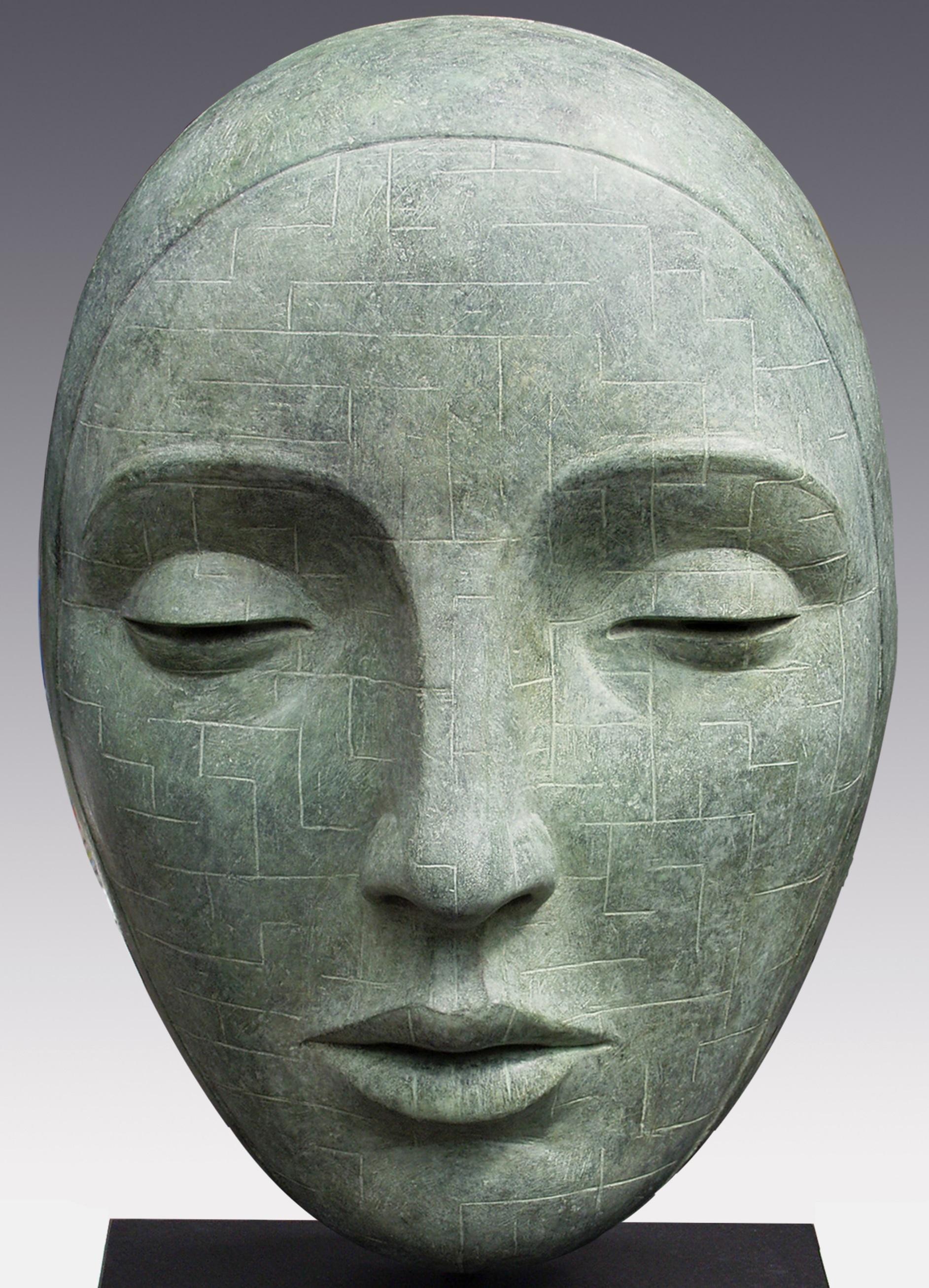 Petite sculpture en bronze Labyrinthe II représentant une femme au visage vert, patinée, en stock  - Sculpture de Erwin Meijer