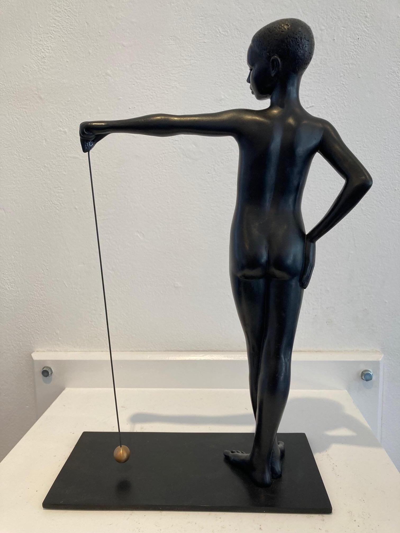 Sekundenförmige schwarze Bronzeskulptur Lady Balance von Loodrecht  – Sculpture von Erwin Meijer
