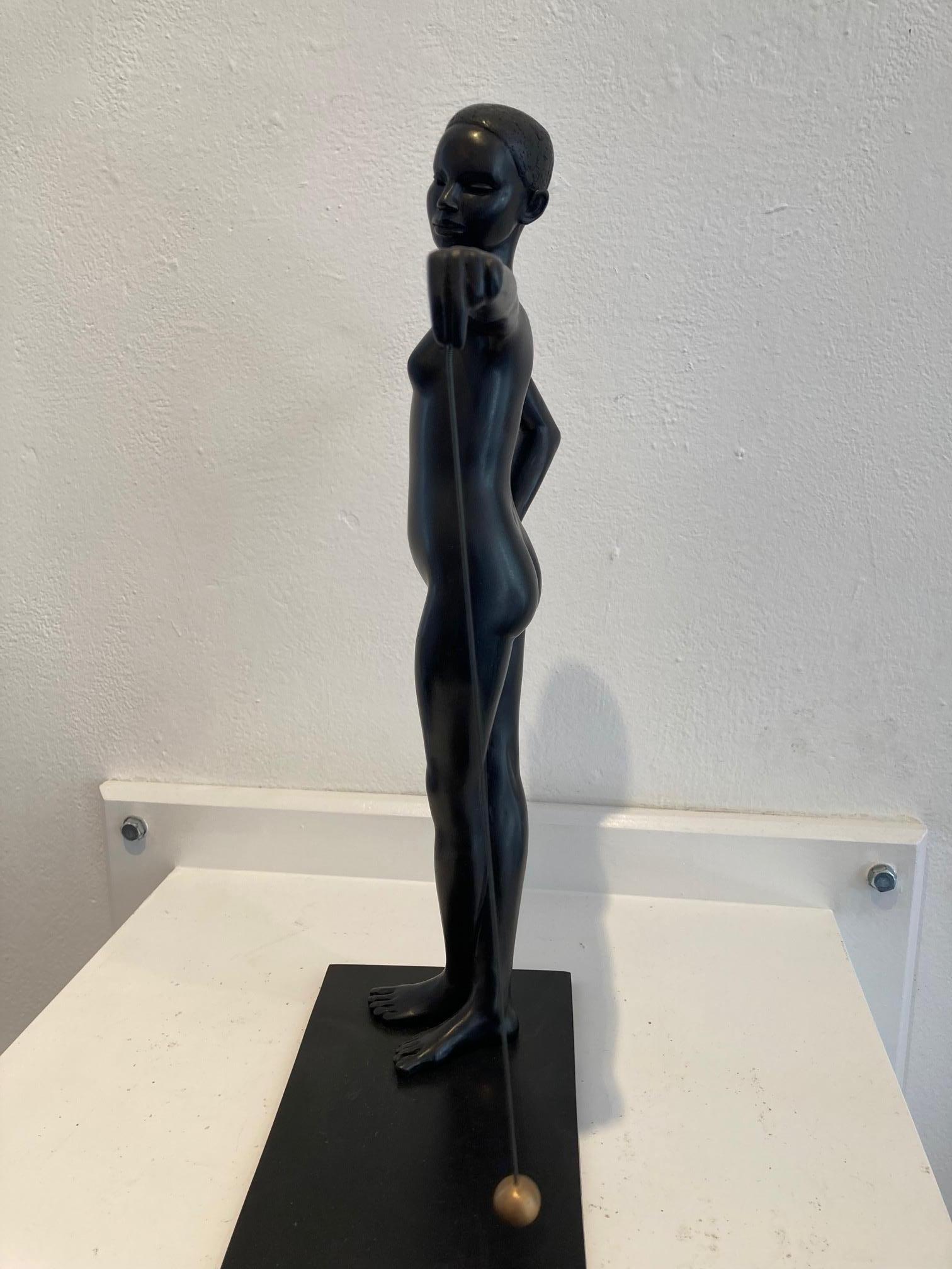 Sekundenförmige schwarze Bronzeskulptur Lady Balance von Loodrecht  (Zeitgenössisch), Sculpture, von Erwin Meijer
