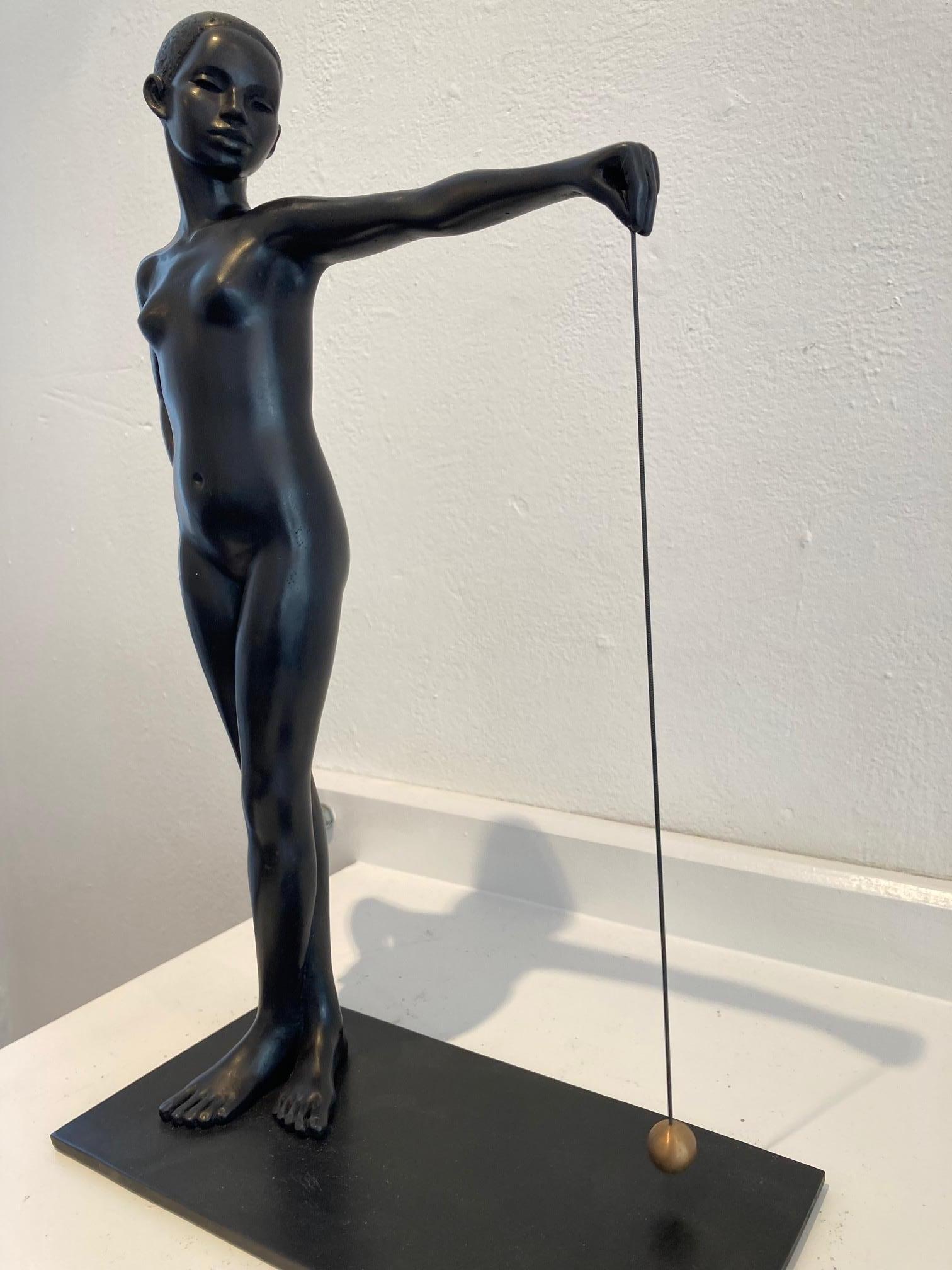 Sekundenförmige schwarze Bronzeskulptur Lady Balance von Loodrecht  (Schwarz), Figurative Sculpture, von Erwin Meijer