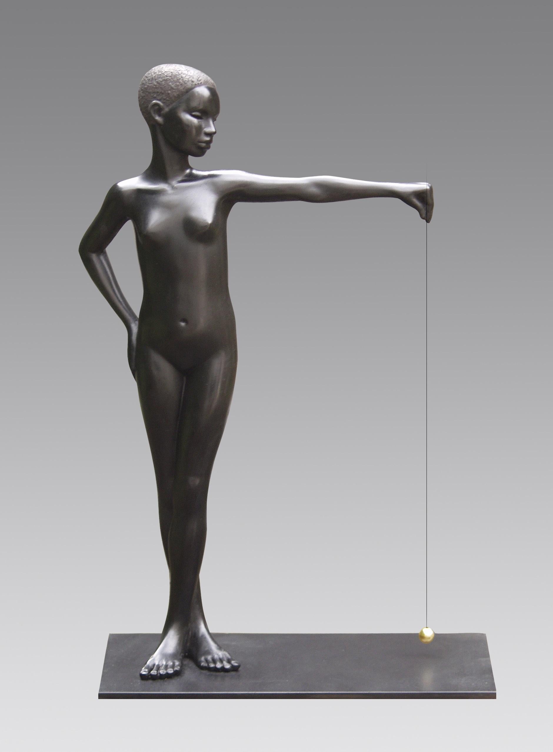 Erwin Meijer Nude Sculpture – Sekundenförmige schwarze Bronzeskulptur Lady Balance von Loodrecht