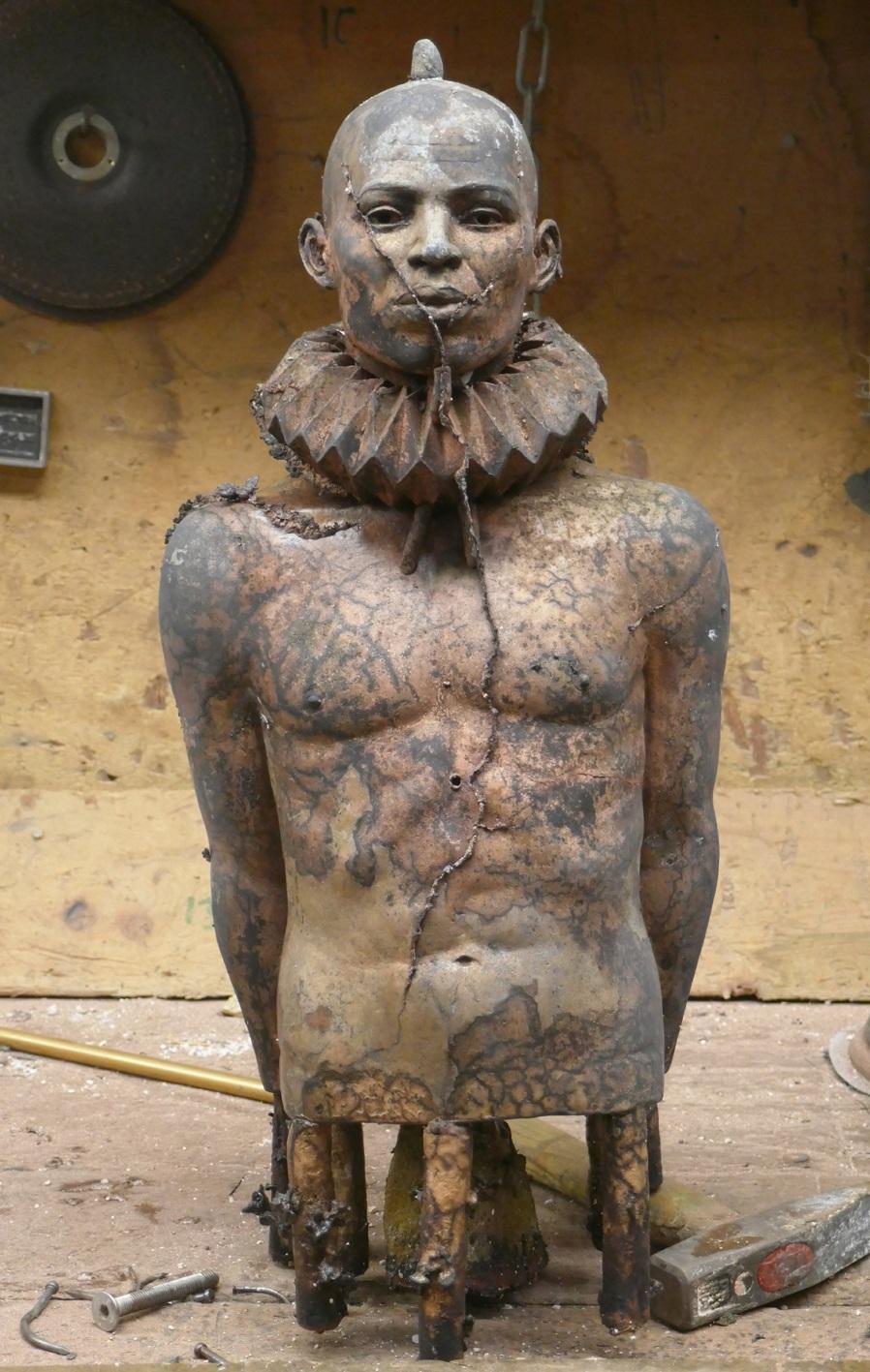 L'homme rencontre l'homme Kraag avec un col Sculpture en bronze unique contemporaine en vente 1