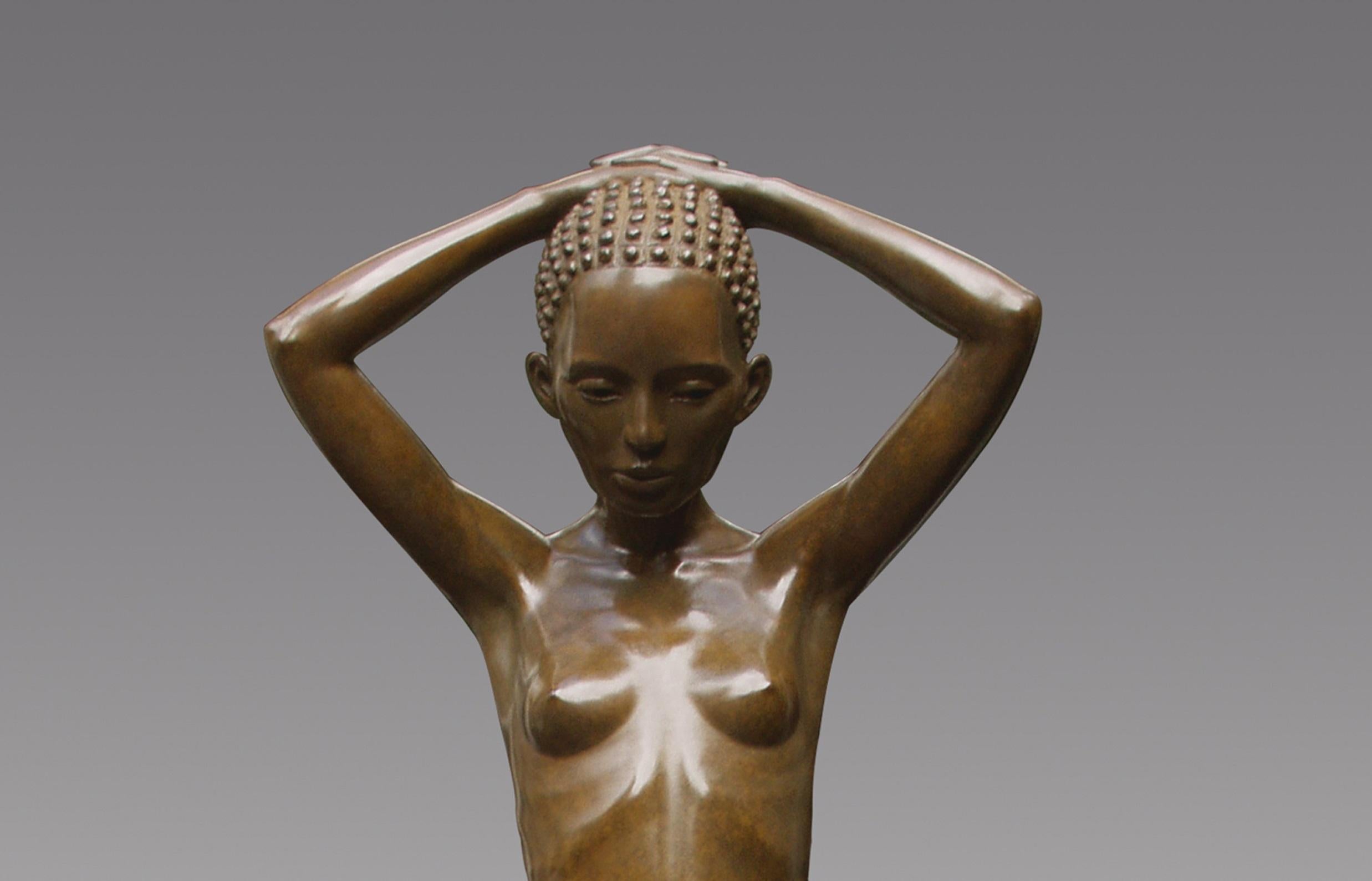 Modell II Bronze-Skulptur Nacktes Mädchen stehende weibliche Figur Zeitgenössisch – Sculpture von Erwin Meijer