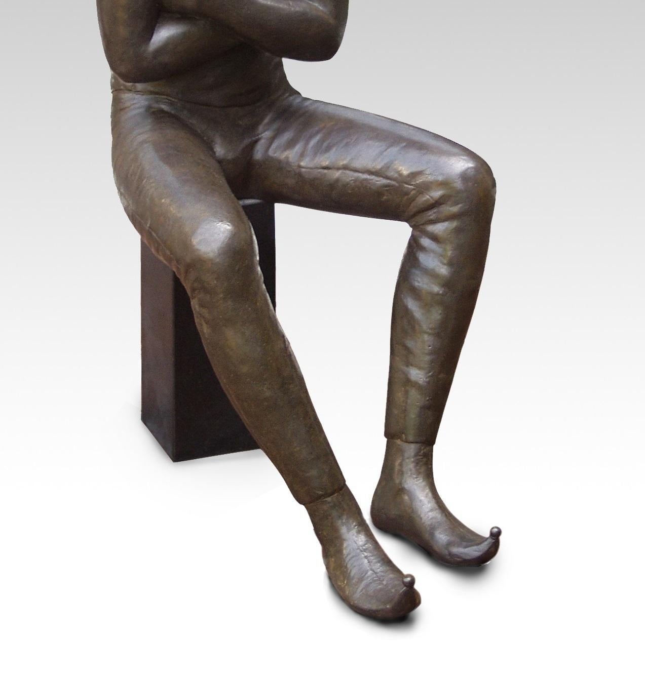 Nar Fool Bronze-Skulptur sitzender Mann männliche Figur Zeitgenössisch (Gold), Figurative Sculpture, von Erwin Meijer