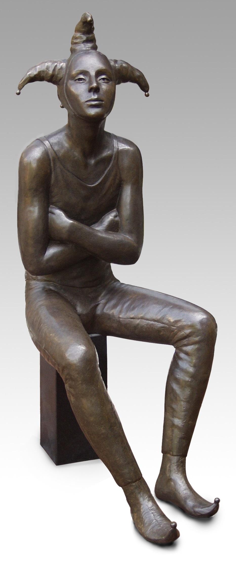 Nar Fool Bronze-Skulptur Sitzender Mann Männliche Figur Zeitgenössisch
Die Statuen von Erwin Meijer tragen eine erkennbare, persönliche Handschrift.
Sie atmen die Atmosphäre eines erzählenden Gedichts, in dem der Leser nicht nur dem Künstler,