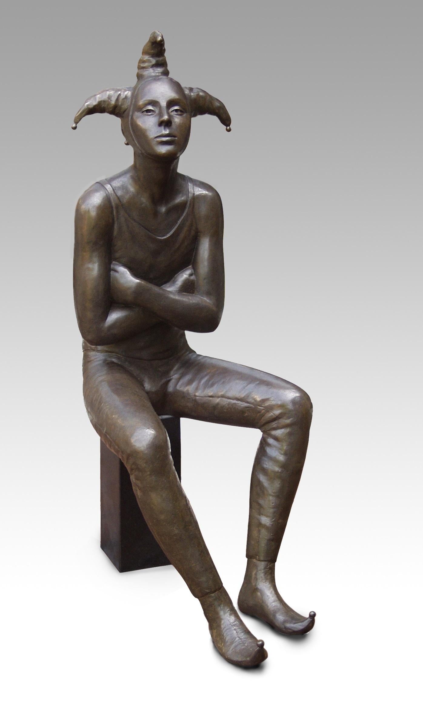 Erwin Meijer Figurative Sculpture – Nar Fool Bronze-Skulptur sitzender Mann männliche Figur Zeitgenössisch
