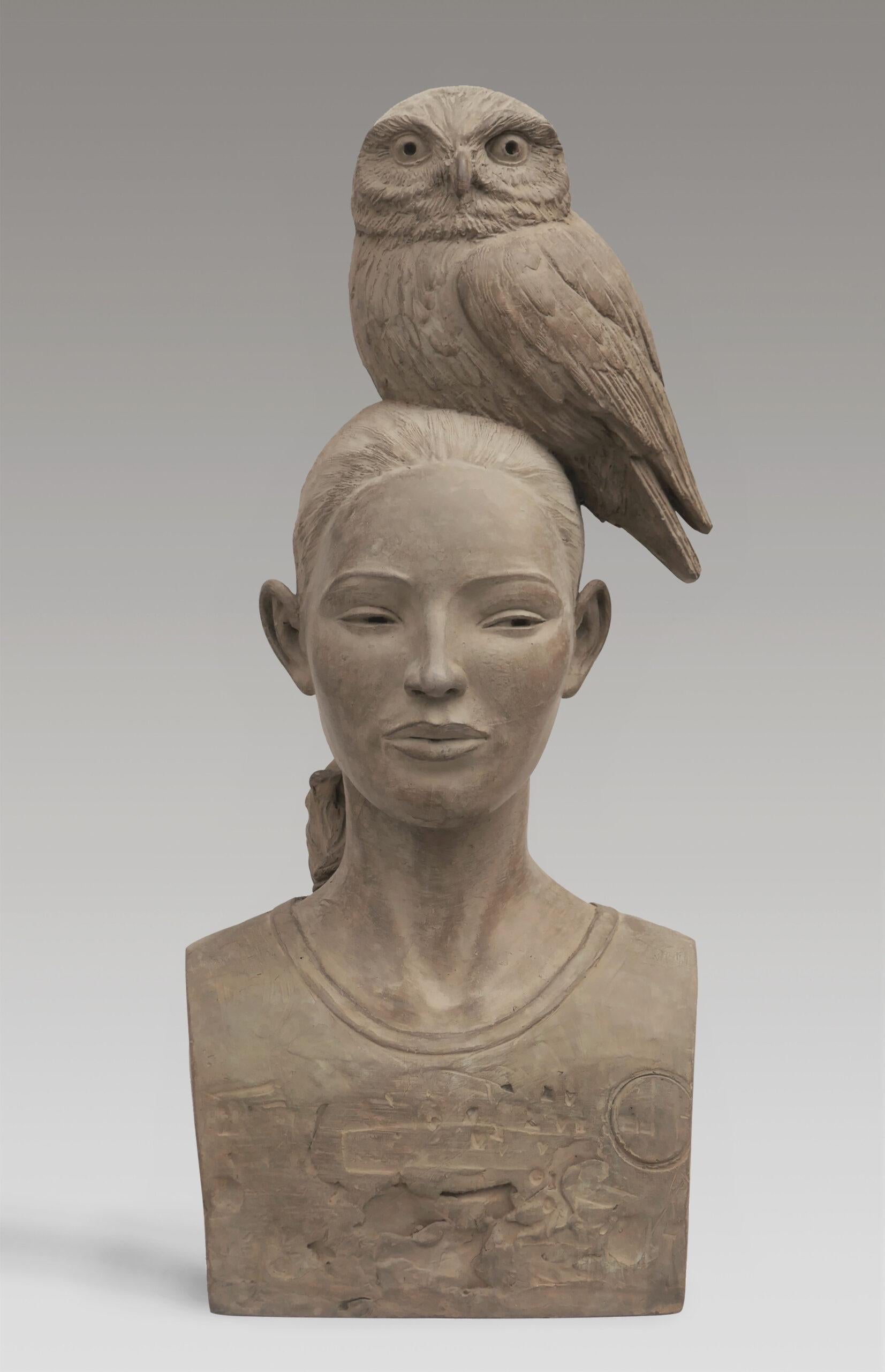 Vrouw a rencontré le hibou en bronze - Sculpture - Jeune fille avec hibou sur la tête - Wisdom en stock  - Or Nude Sculpture par Erwin Meijer