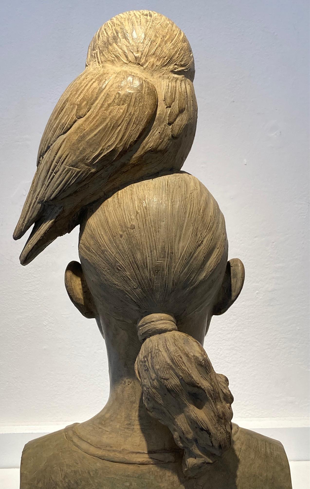 Vrouw met Uil Owl Bronze-Skulptur Mädchen mit Eule auf Kopf Weisheit auf Lager  (Zeitgenössisch), Sculpture, von Erwin Meijer