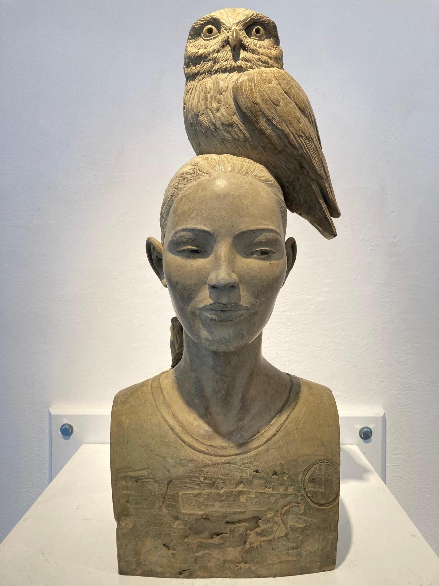 Uil Owl Bronzeskulptur Mädchen mit Eule auf dem Kopf Wisdom Contemporary Vorrätig 
Die Statuen von Erwin Meijer tragen eine erkennbare, persönliche Handschrift.
Sie atmen die Atmosphäre eines erzählenden Gedichts, in dem der Leser nicht nur dem