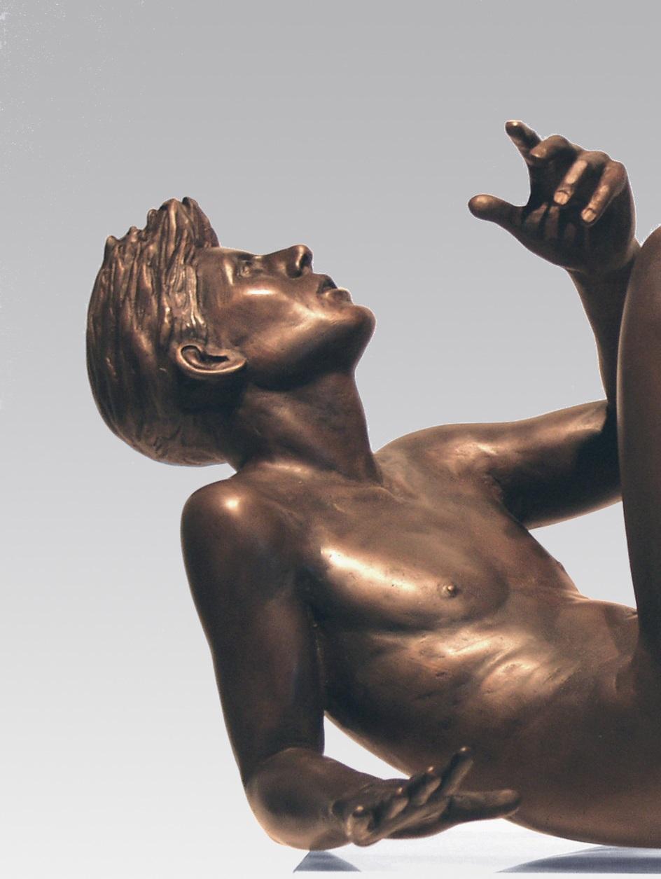 Man Falling Man - Sculpture en bronze contemporaine d'un homme qui tombe - Vallende - Or Nude Sculpture par Erwin Meijer