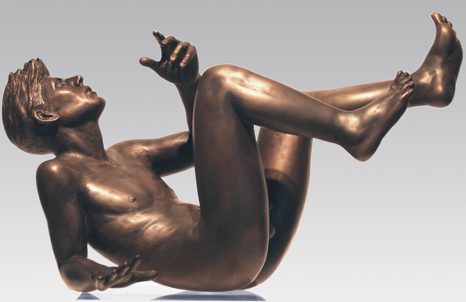 Vallende Fallender Mann Bronze-Skulptur Zeitgenössisch (Gold), Nude Sculpture, von Erwin Meijer