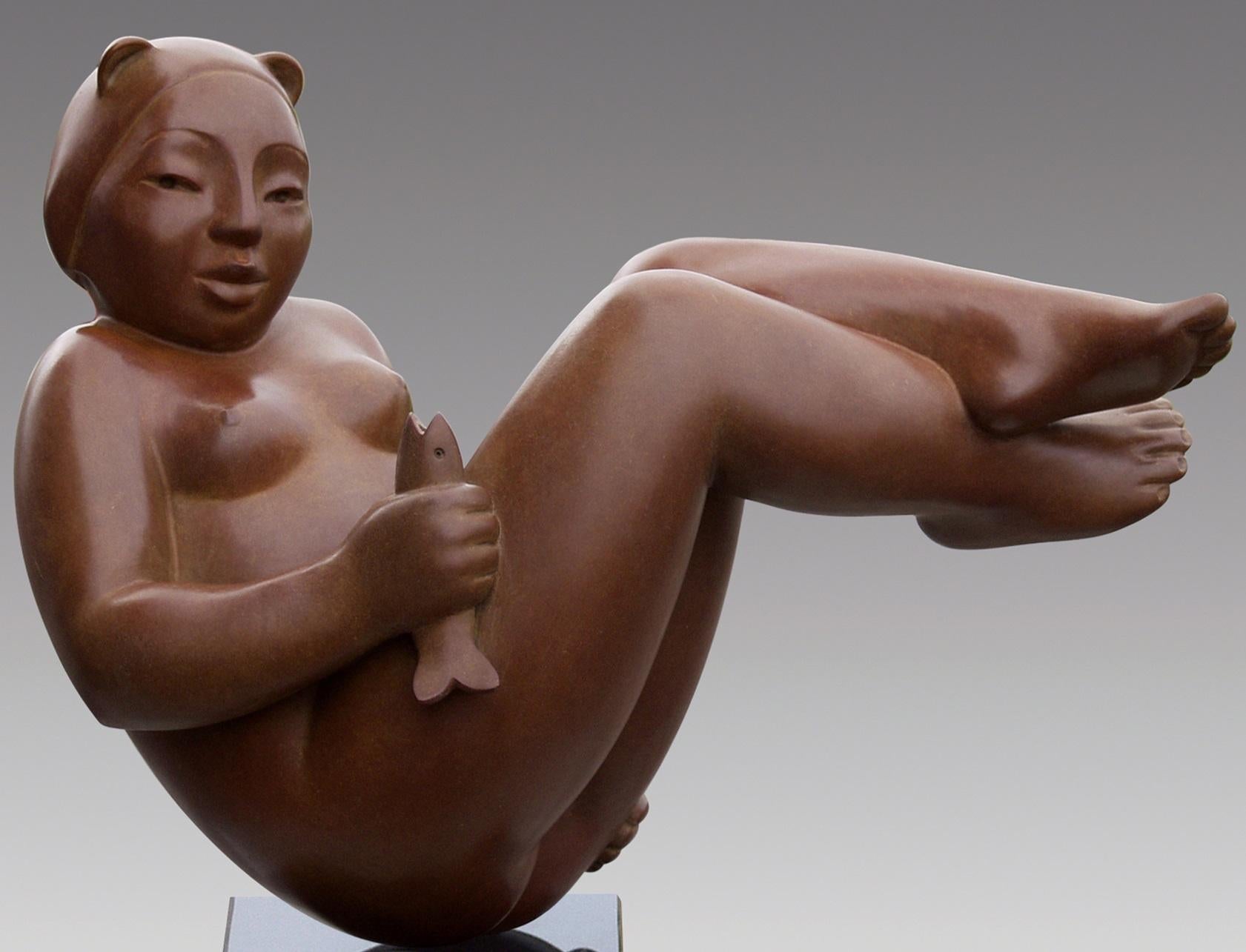 Visje - Sculpture en bronze - Femme nue, femme et femme contemporaine marron, petit poisson  - Or Figurative Sculpture par Erwin Meijer