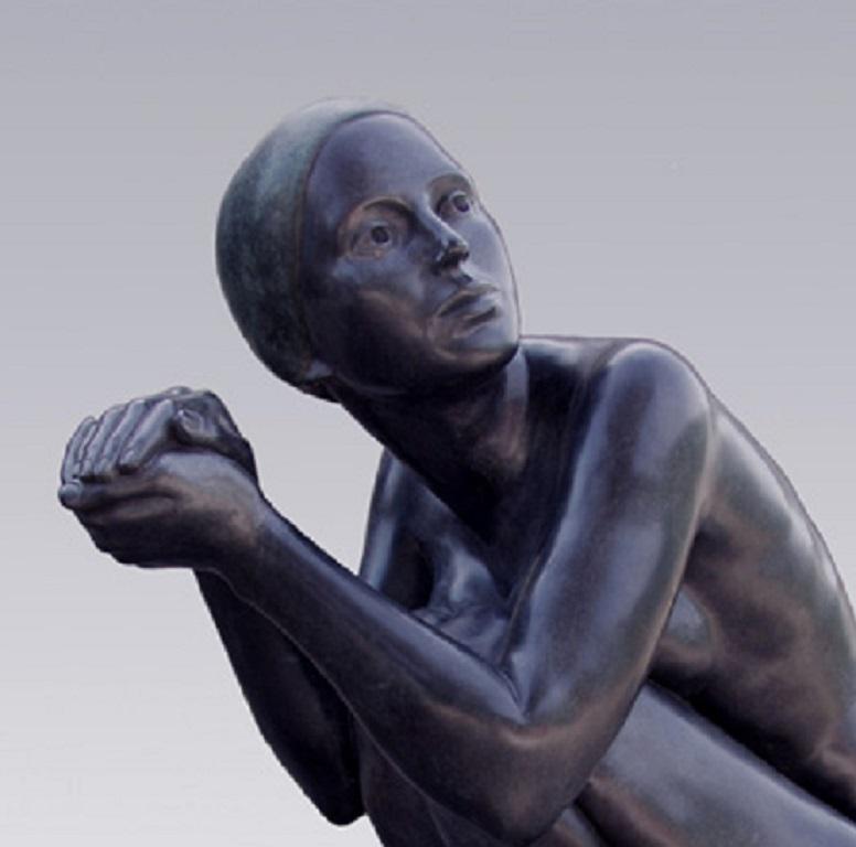 Vrouw lernte Badmuts Frau mit schwenkbarer Kapuze kennen, Bronzeskulptur, nackt, weiblicher Akt – Sculpture von Erwin Meijer