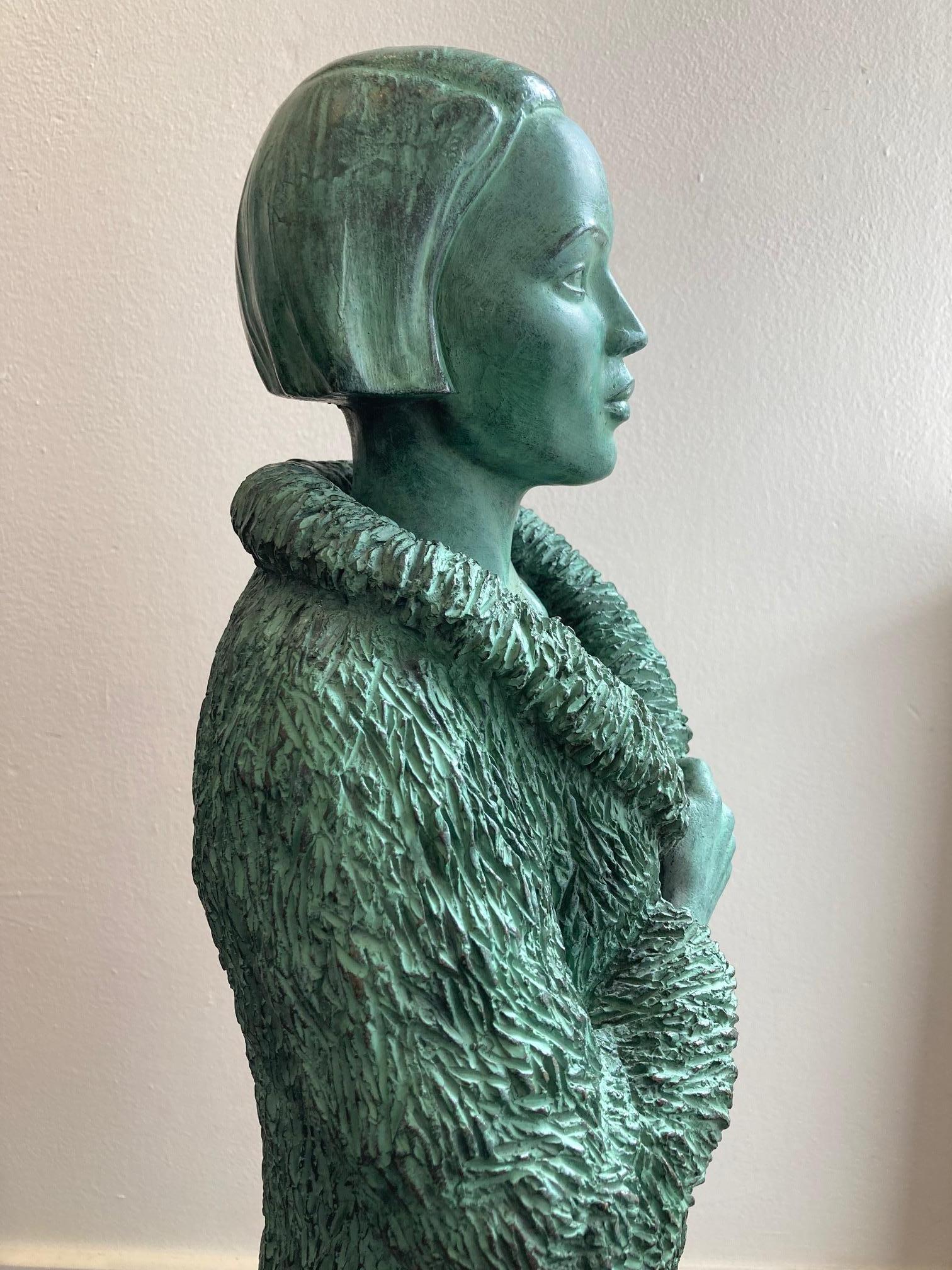 Vrouw a rencontré Bontjas, femme en bronze sculptée avec une cigarette verte contemporaine en fourrure  - Contemporain Sculpture par Erwin Meijer