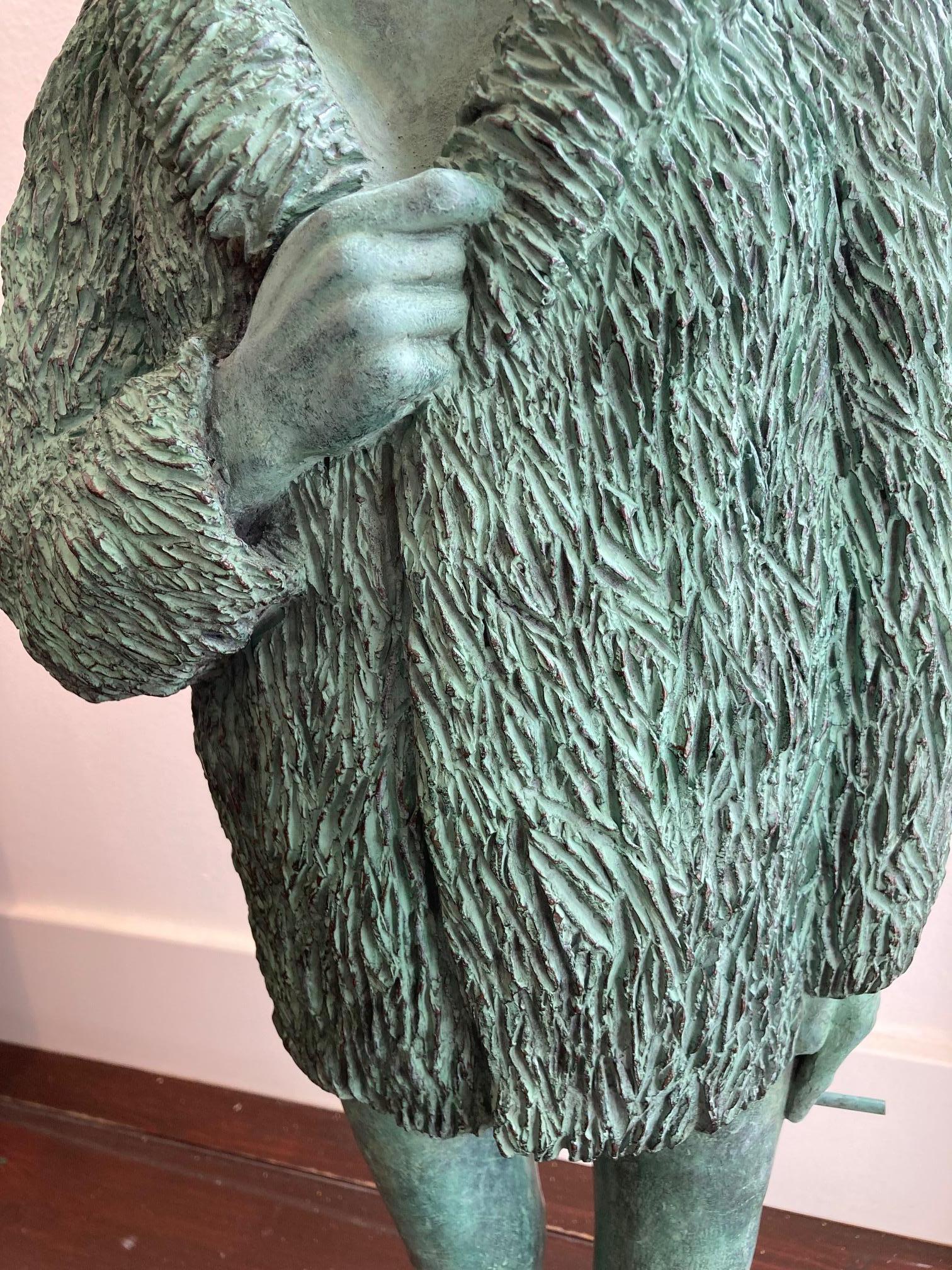 Vrouw a rencontré Bontjas, femme en bronze sculptée avec une cigarette verte contemporaine en fourrure  - Or Figurative Sculpture par Erwin Meijer