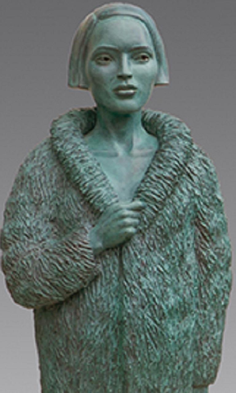 Vrouw a rencontré Bontjas, femme en bronze sculptée avec une cigarette verte contemporaine en fourrure  - Sculpture de Erwin Meijer