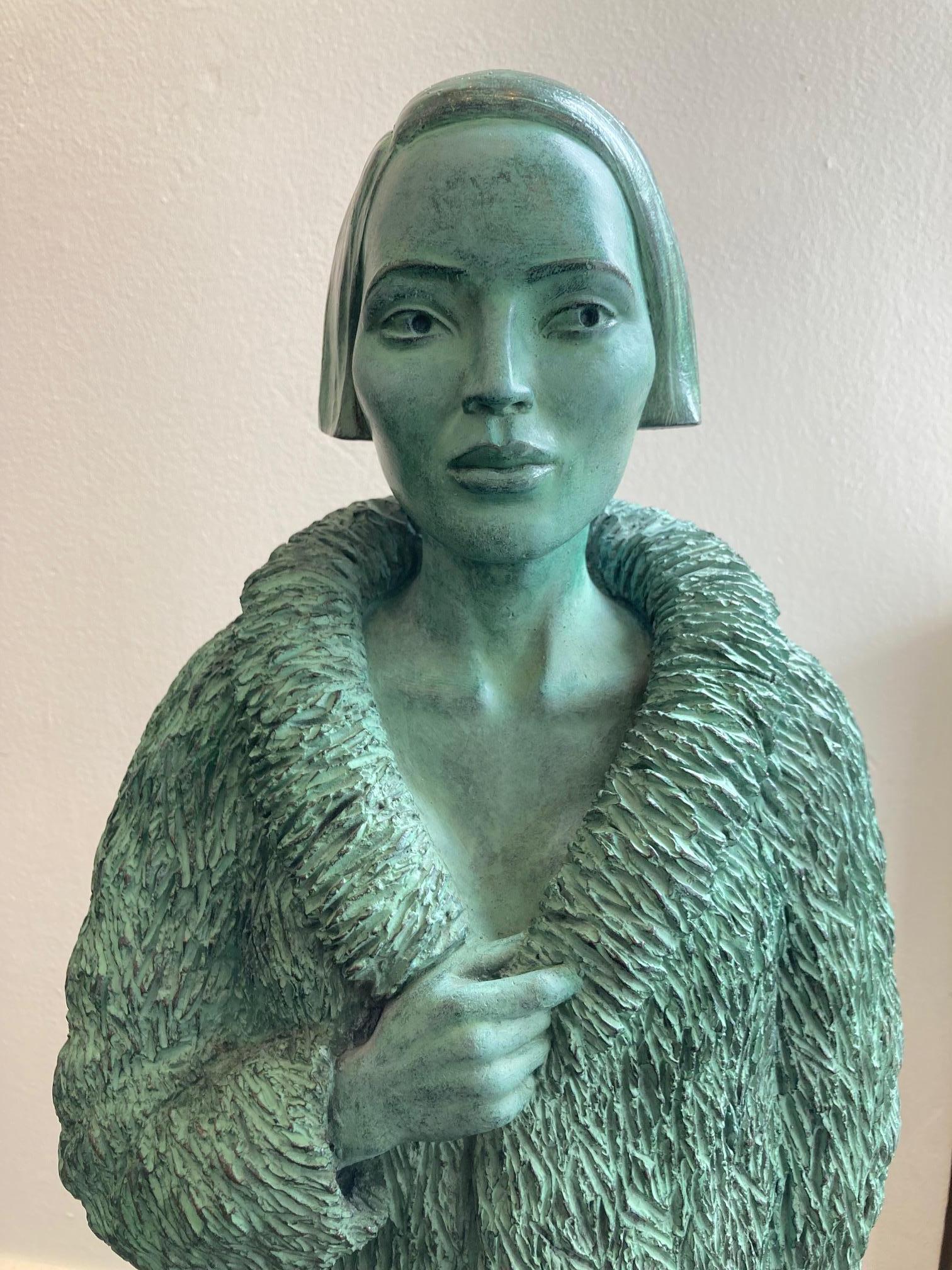 Vrouw a rencontré Bontjas, femme en bronze sculptée avec une cigarette verte contemporaine en fourrure  en vente 1